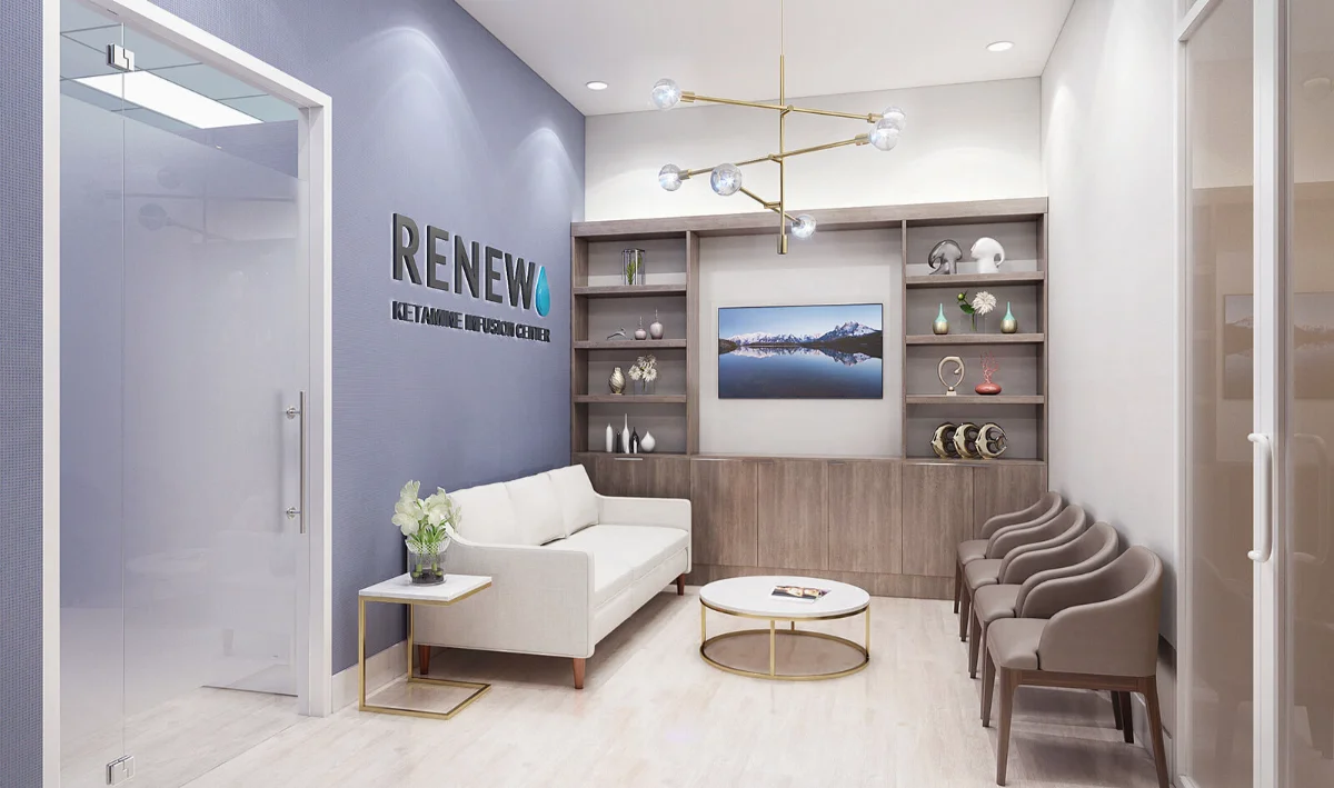 سالن انتظار مطب پزشکی با مبل کرم و سفید و کتابخانه چوبی