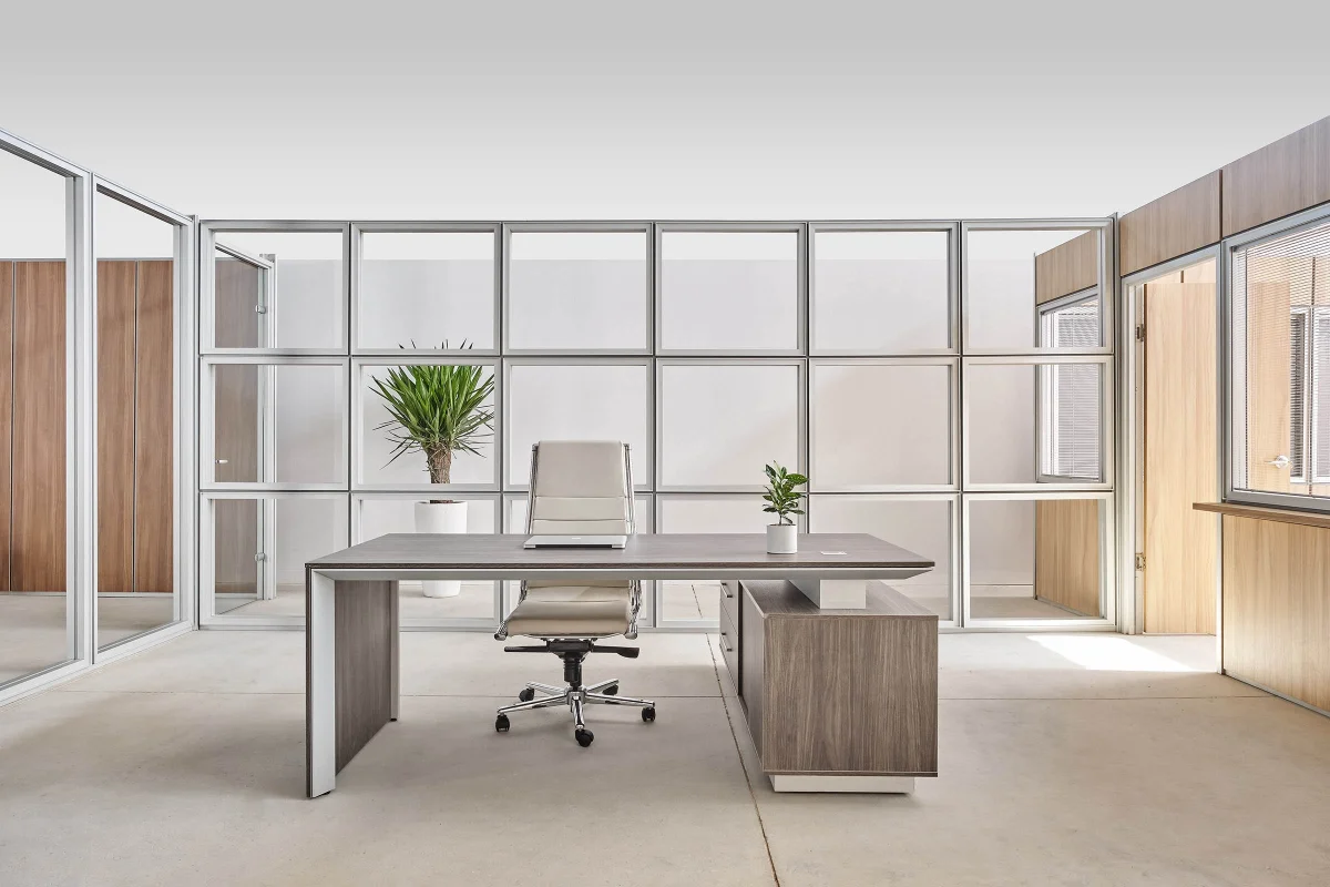 دکوراسیون اداری مینیمال با پارتیشن شیشه و میز و صندلی ساده سفید قهوهای