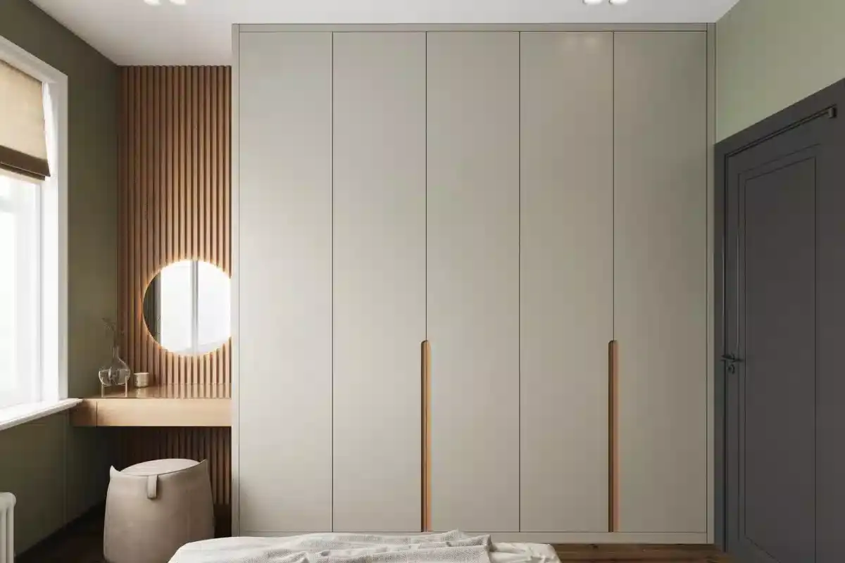 کمد دیواری مدرن و مینیمال بازسازی شده در رنگ روشن بژ