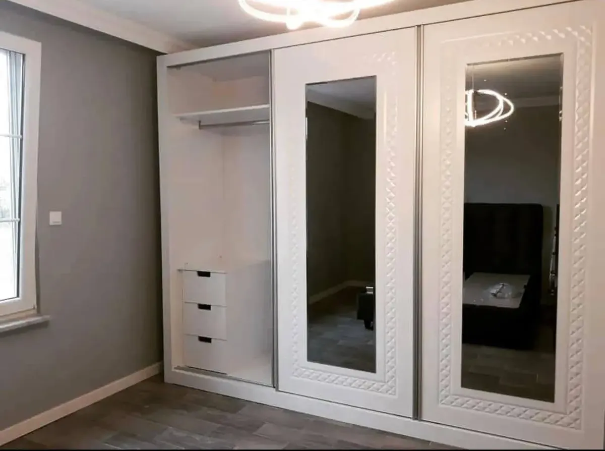 کمد دیواری بازسازی شده سفید رنگ با آینه روی دربهای آن