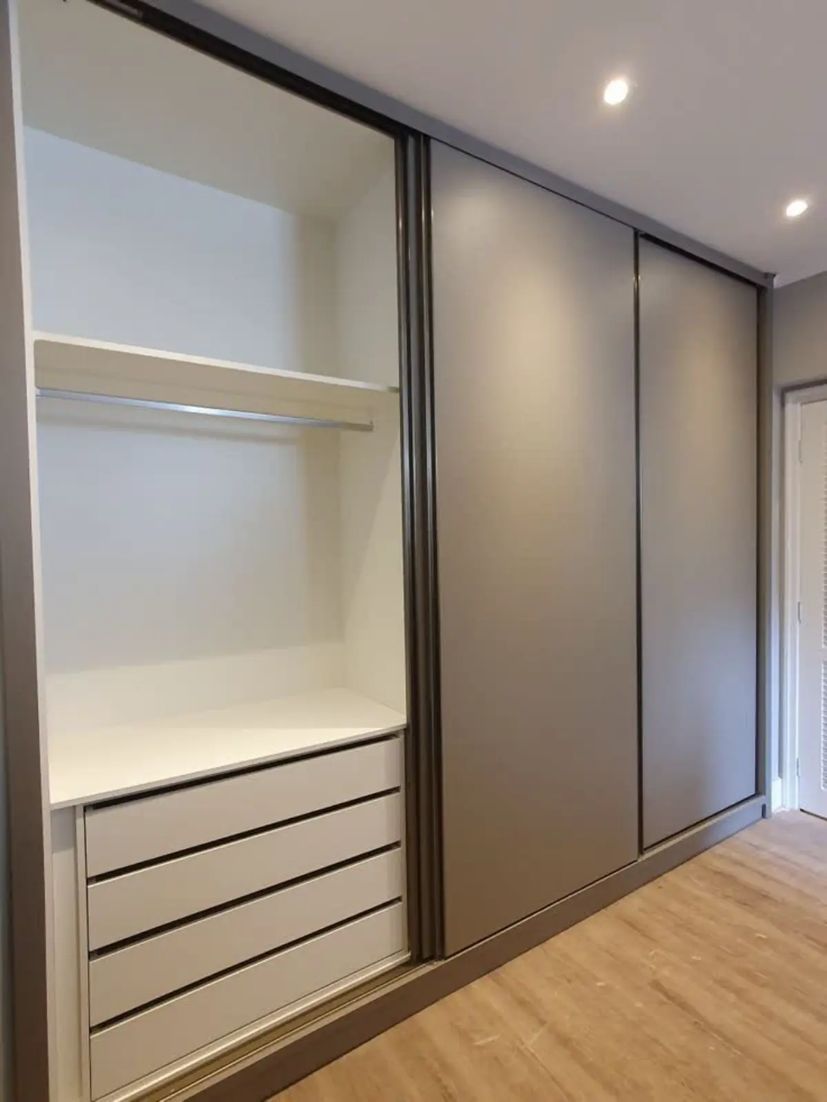 کمد دیواری طوسی با قفسه و کشوی داخلی