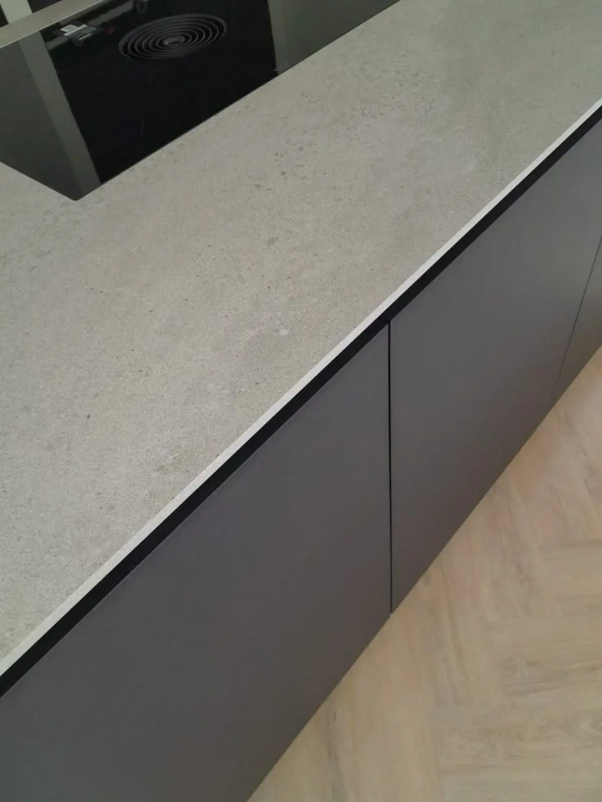 صفحه کابینت سفید برای کابینت مدرن طوسی