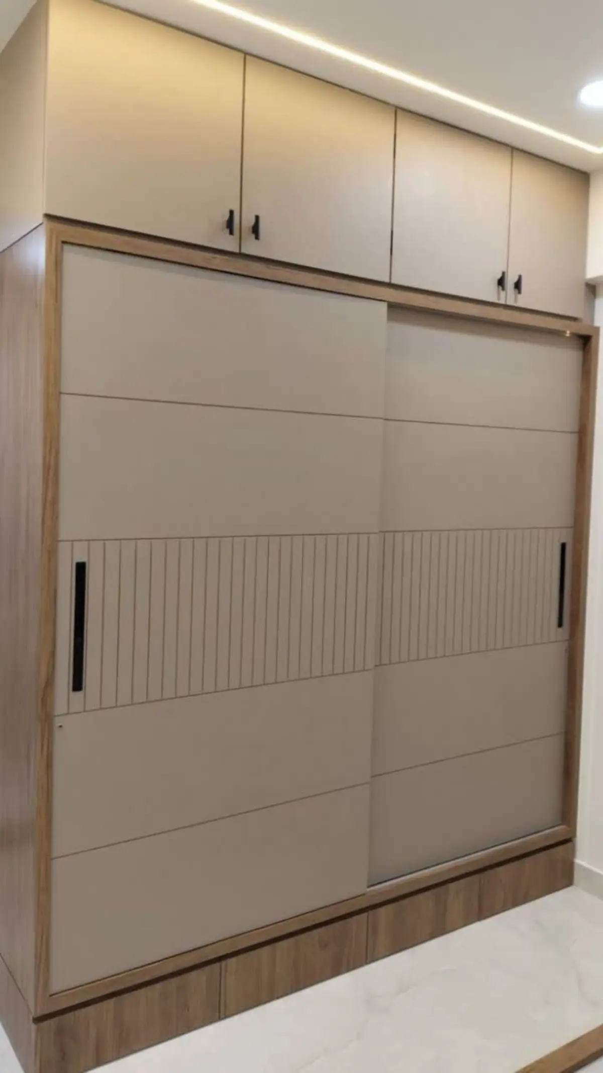 کمد دیواری ممبران کرم با دستگیره مشکی