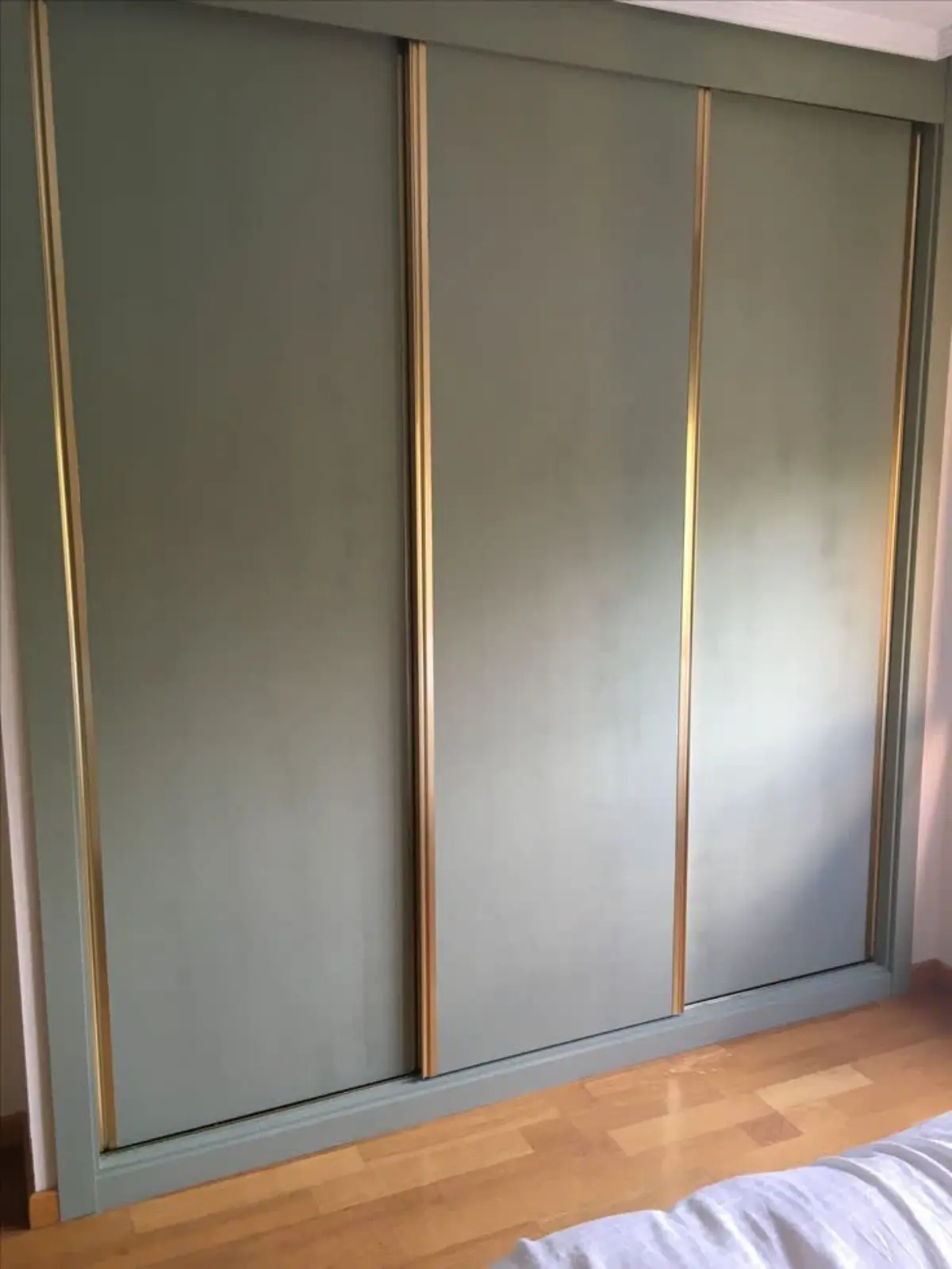 کمد دیواری ریلی طوسی طلایی مدرن بدون دستگیره