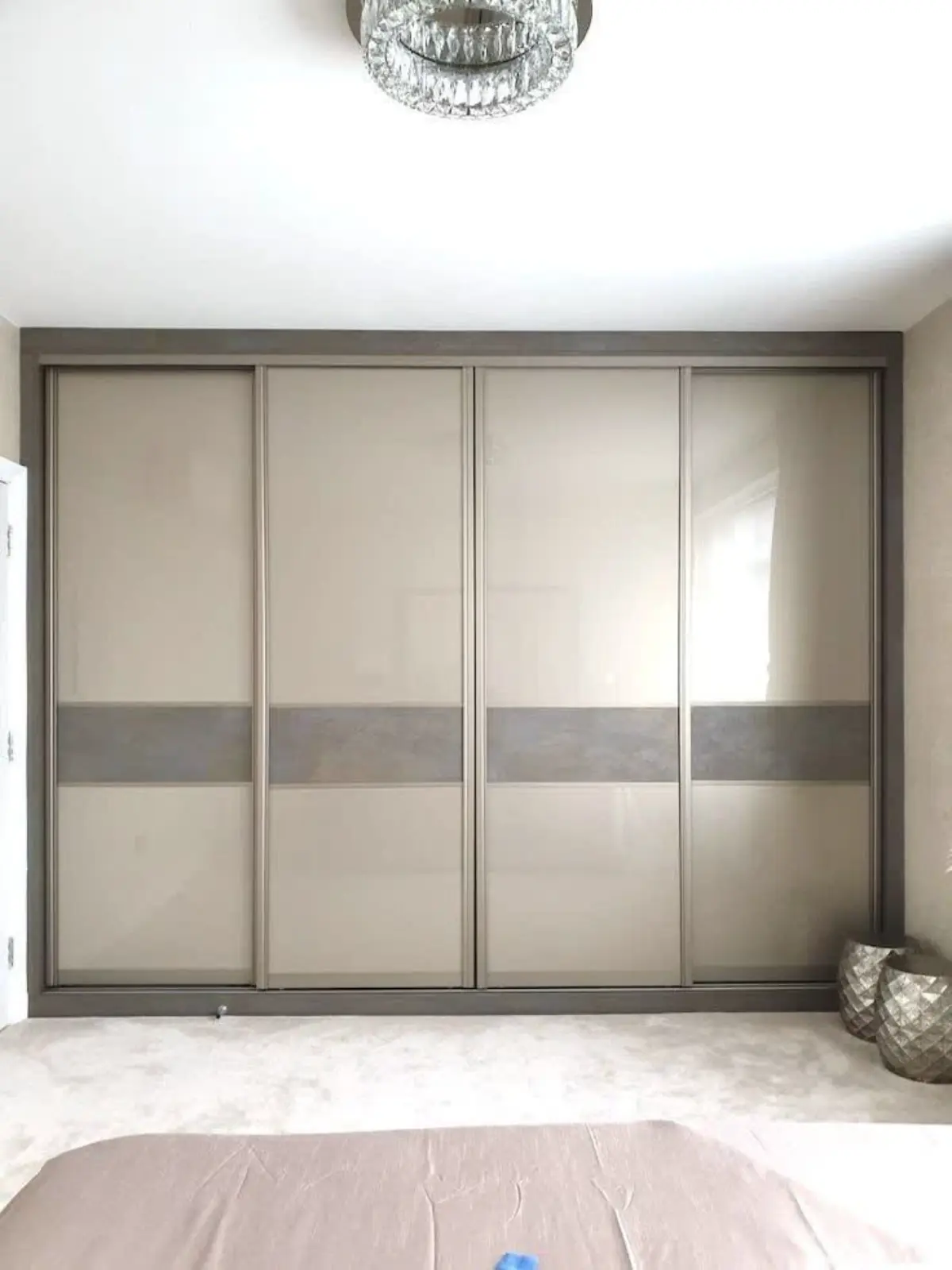 کمد دیواری هایگلاس کرم قهوهای مدرن