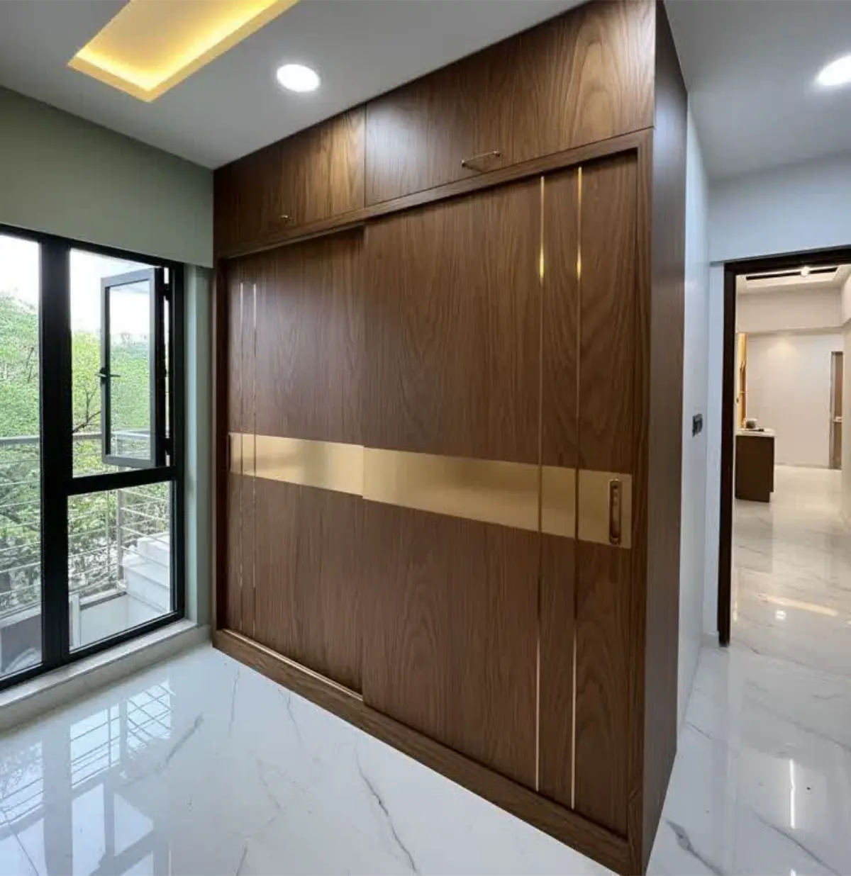 کمد دیواری روکش چوب قهوهای تیره و طلایی ریلی