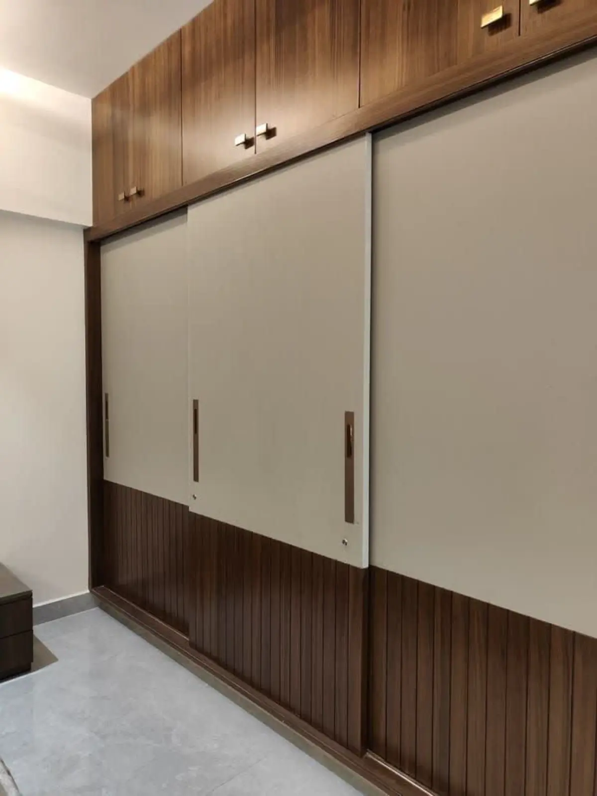 کمد دیواری ریلی سفید قهوهای