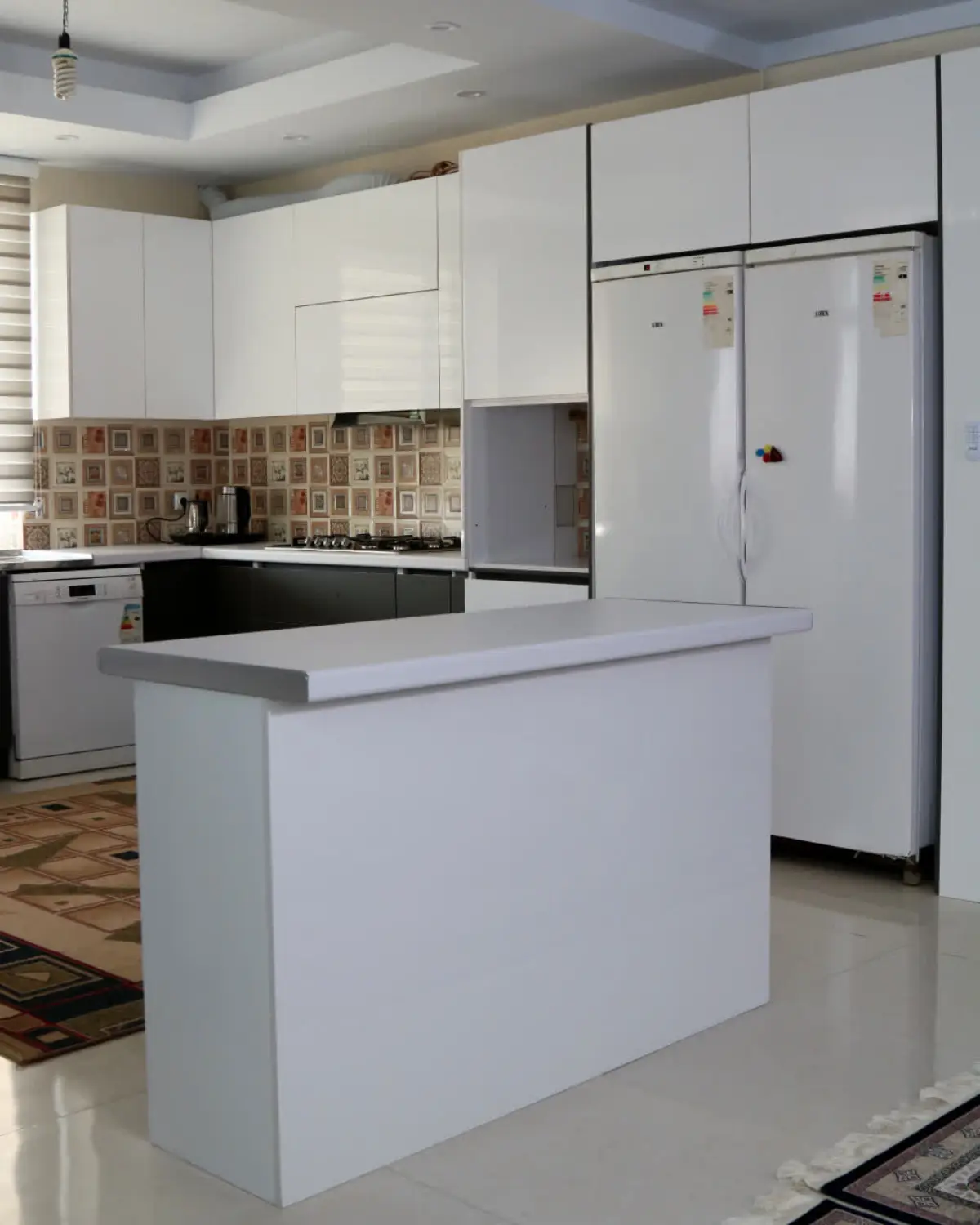 کابینت و جزیره هایگلاس سفید