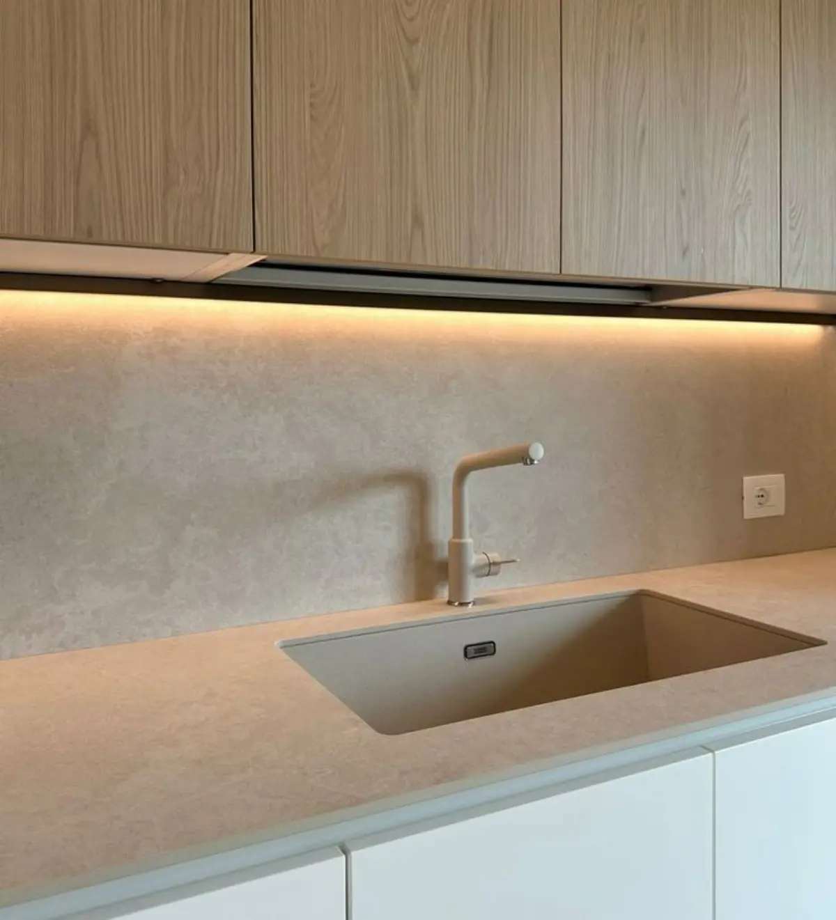 صفحه کابینت ام دی اف برای کابینت مدرن با شیر آب سفید