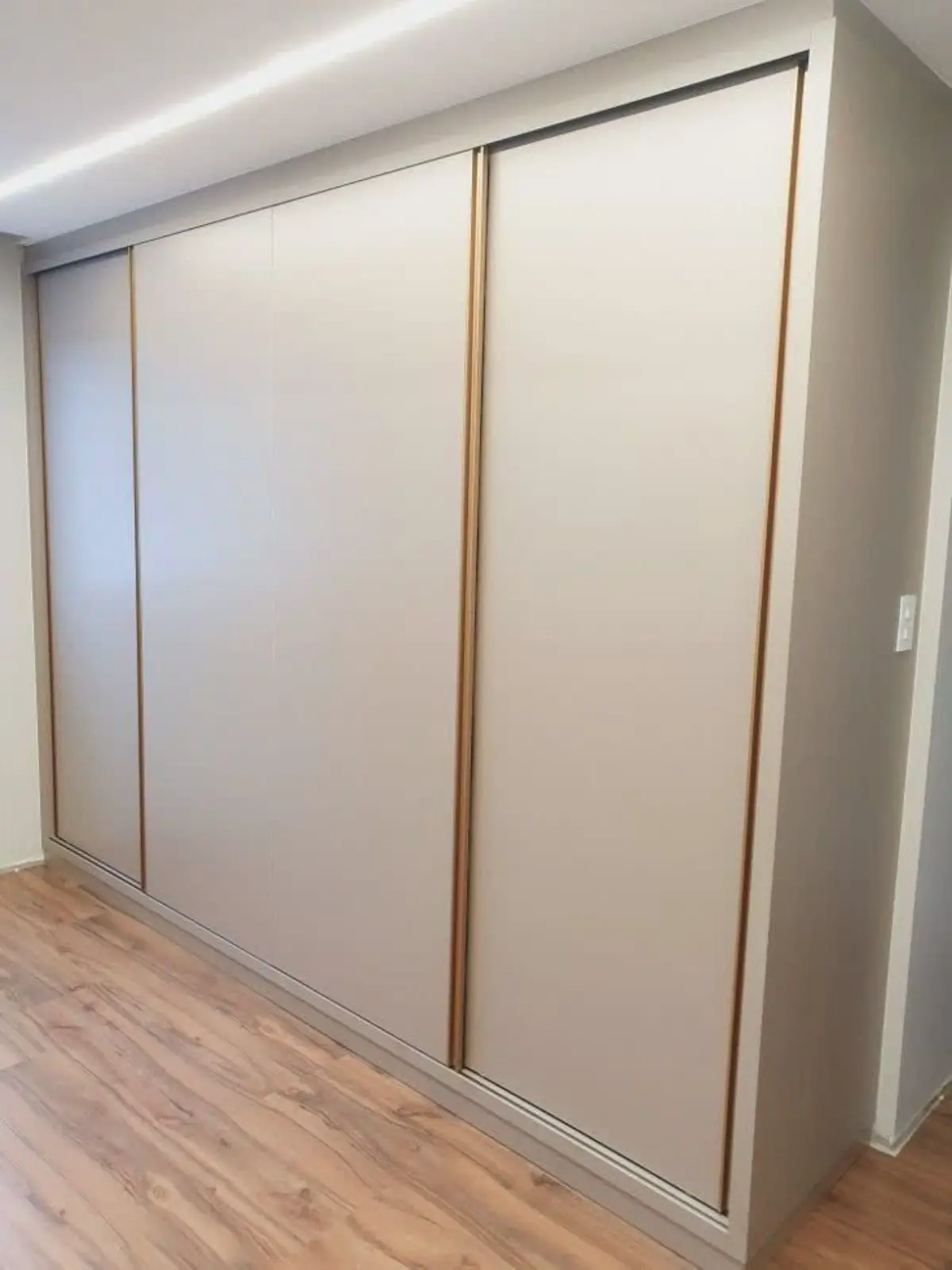 کمد دیواری ریلی سفید