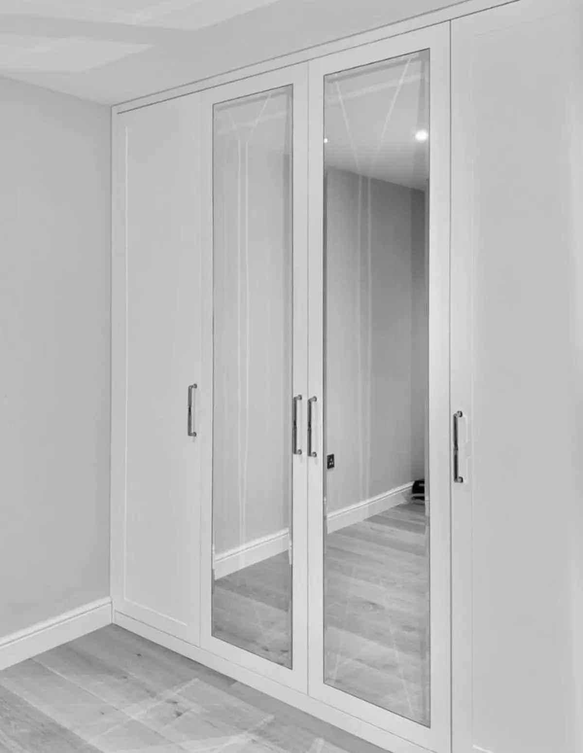 کمد دیواری نئوکلاسیک سفید لولایی آینه دار