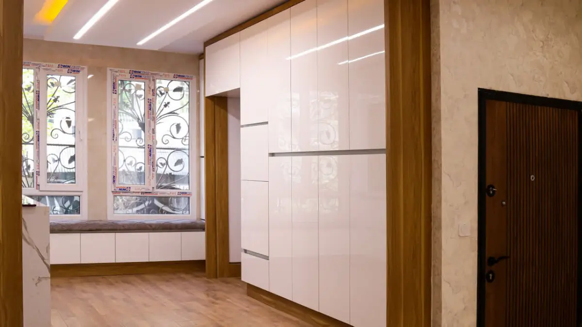 کابینت هایگلاس سفید براق و چوبی