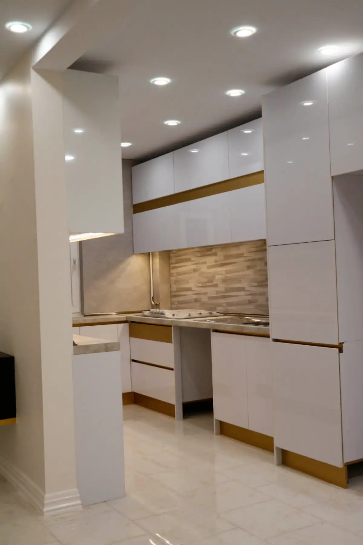 کابینت هایگلاس سفید براق بدون دستگیره