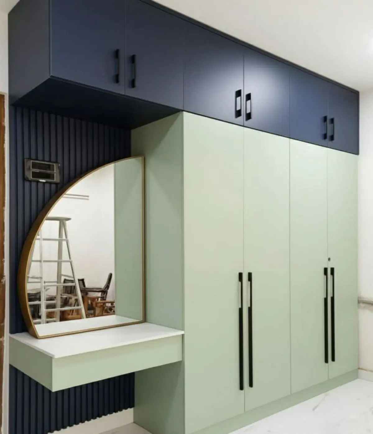 کمد دیواری مدرن سبز و آبی و سفید با دستگیره مشکی و میز آرایش