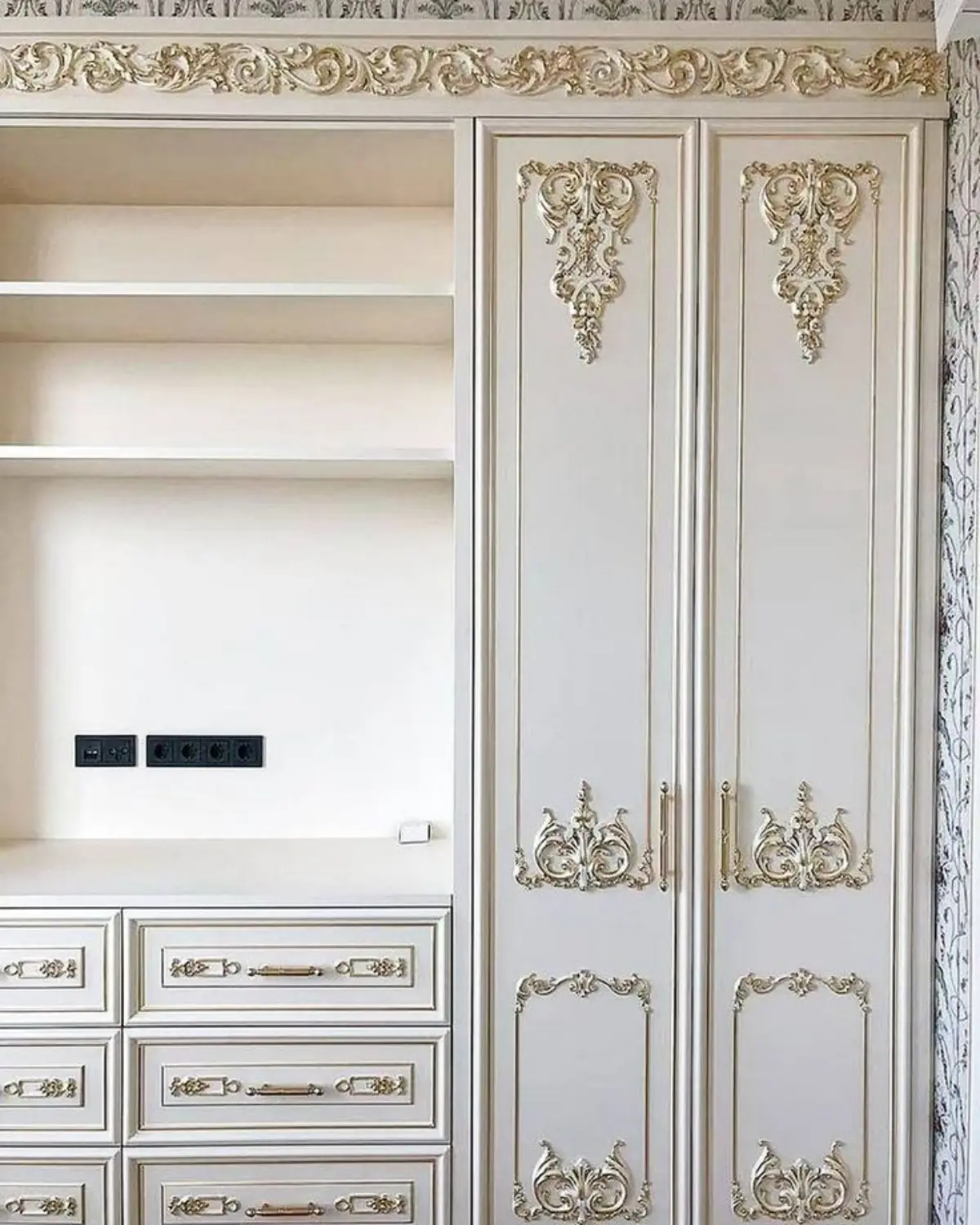 کمد دیواری کلاسیک با منبت طلایی در پذیرایی