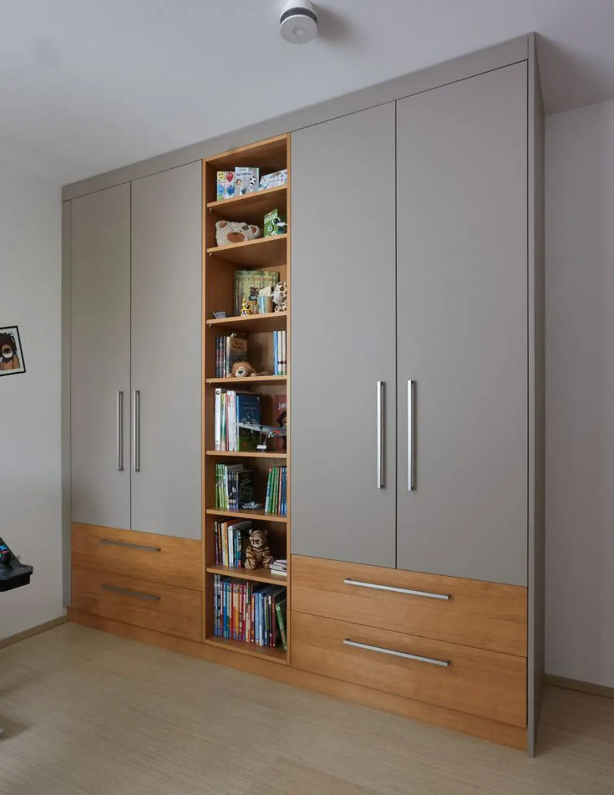 کمد دیواری و کتابخانه مدرن طوسی چوبی با دستگیره استیل