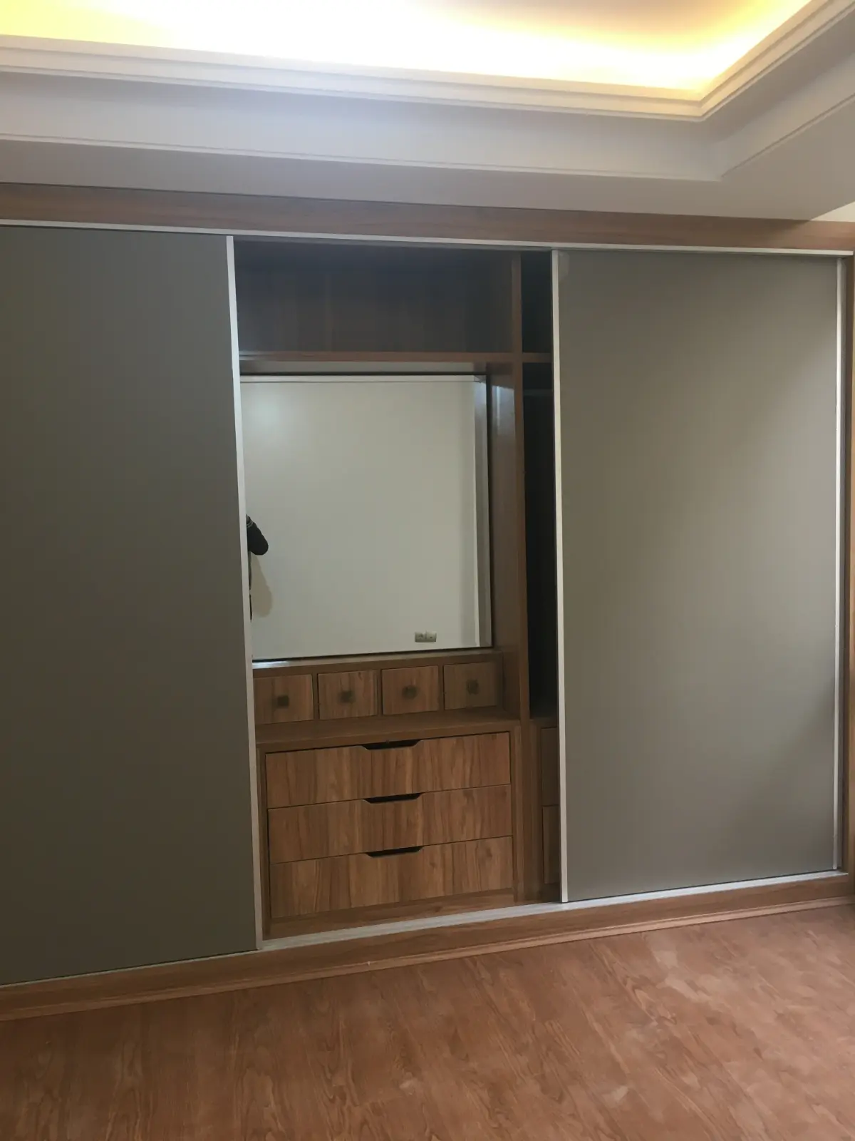 کمد دیواری با میز آرایش با درب ریلی طوسی