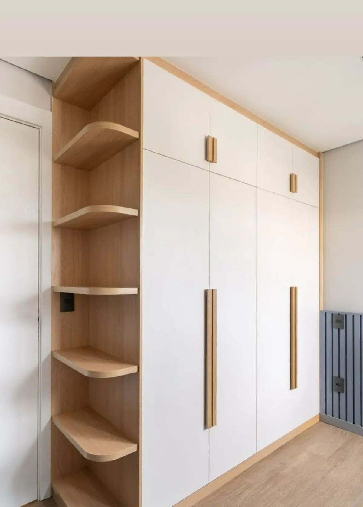 کمد دیواری ام دی اف مدرن با درب سفید و شلف چوبی