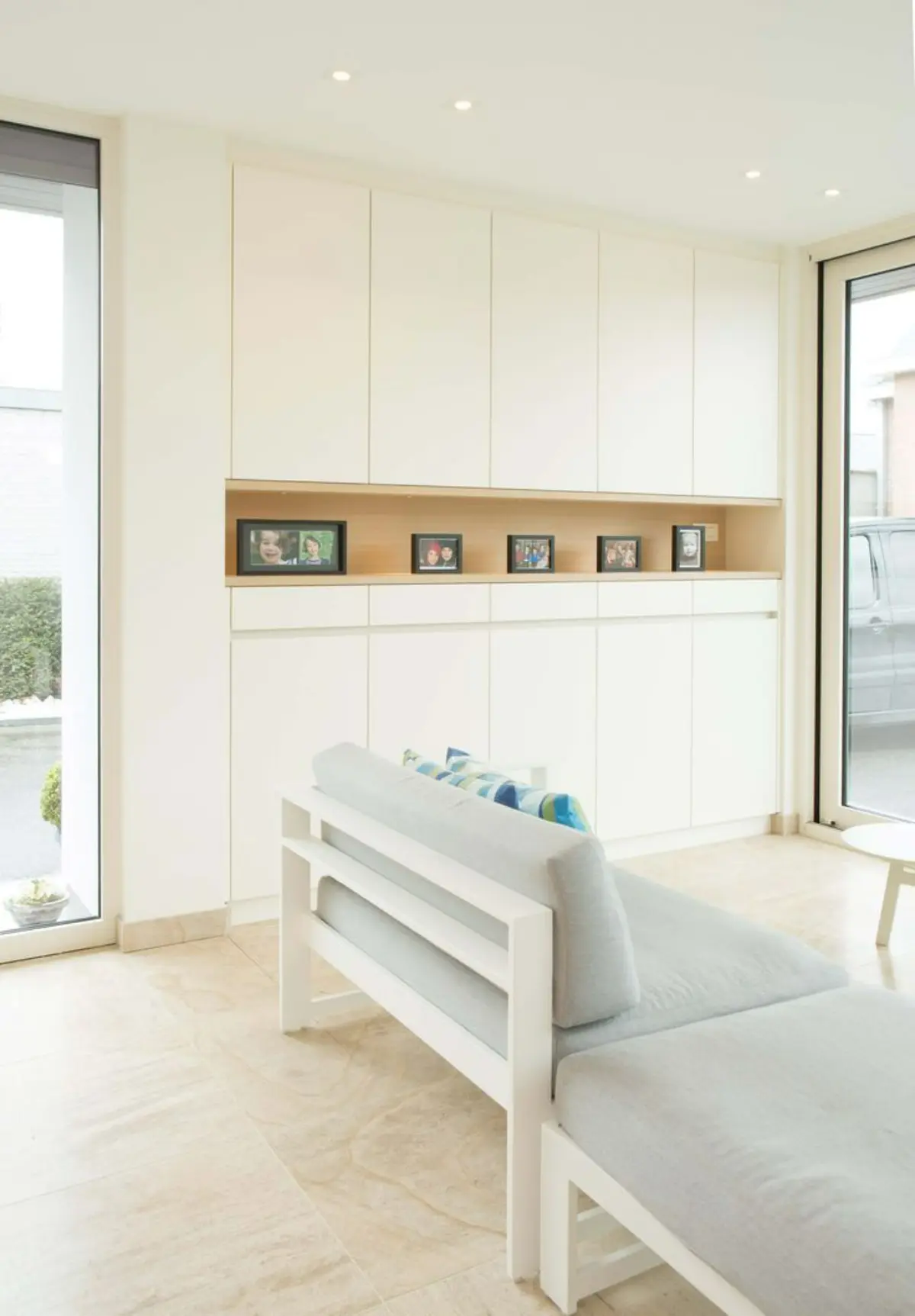 کمد دیواری مدرن سفید با شلف