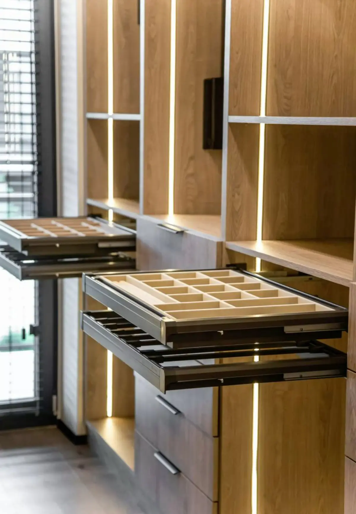 قفسه کشویی متحرک داخل کمد دیواری چوبی