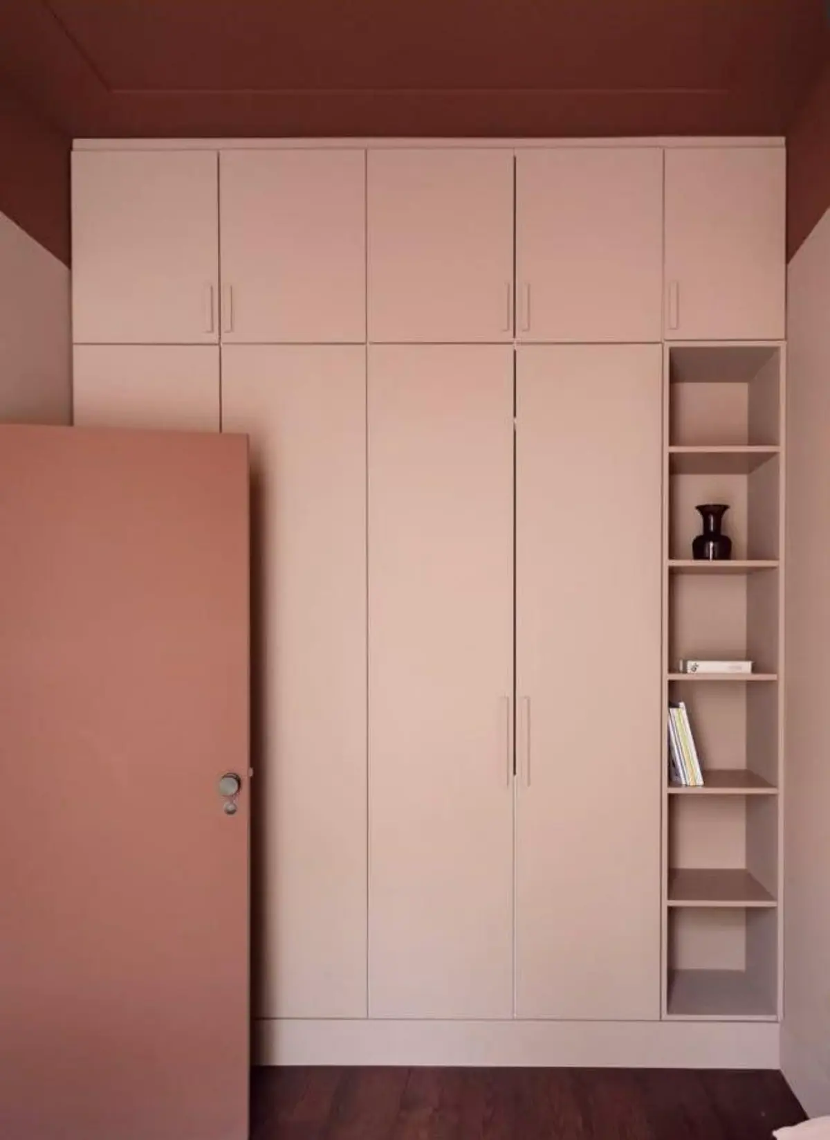 کمد دیواری و کتابخانه صورتی مدرن