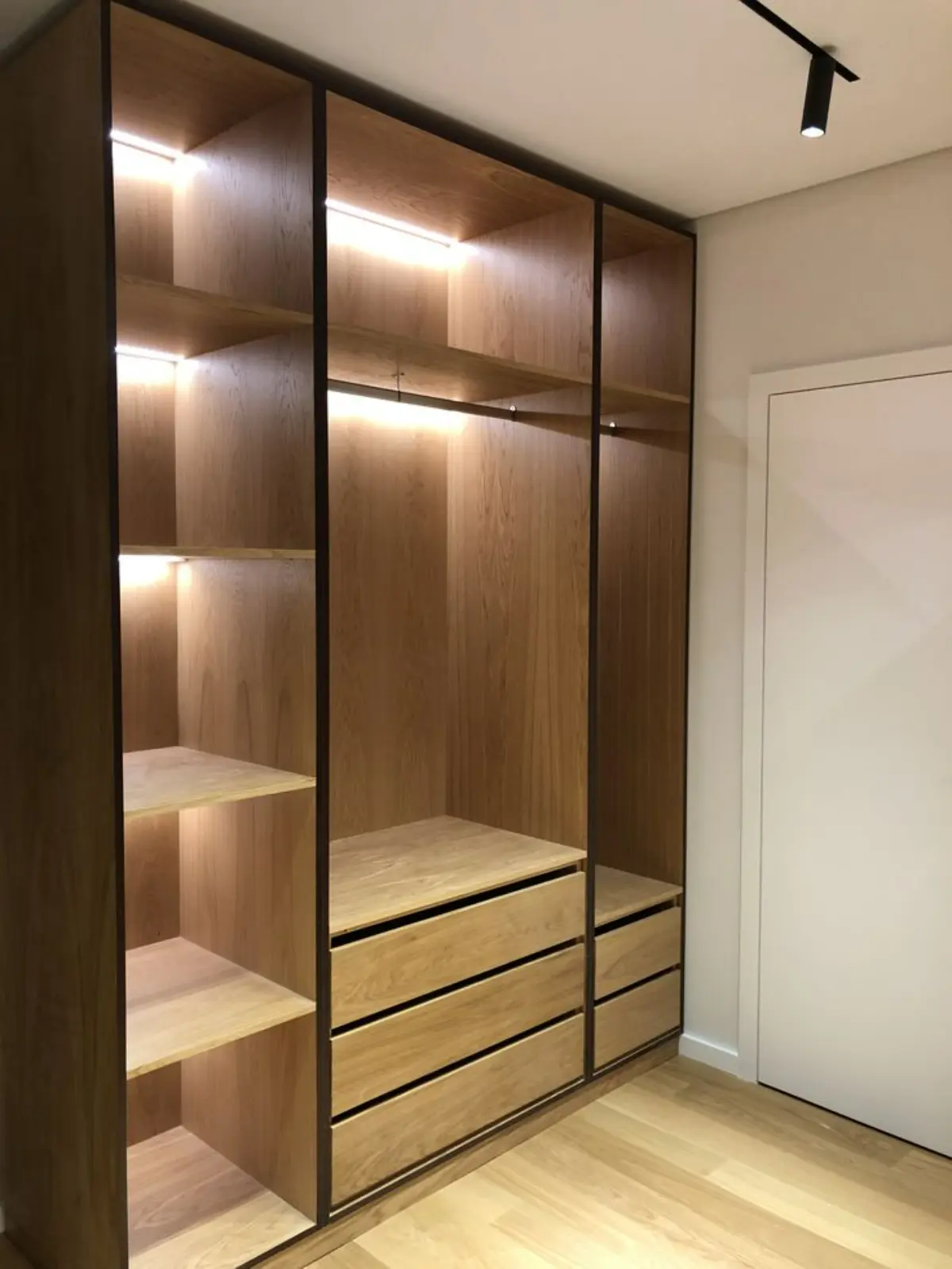 قفسه بندی کمد دیواری مدرن قهوهای