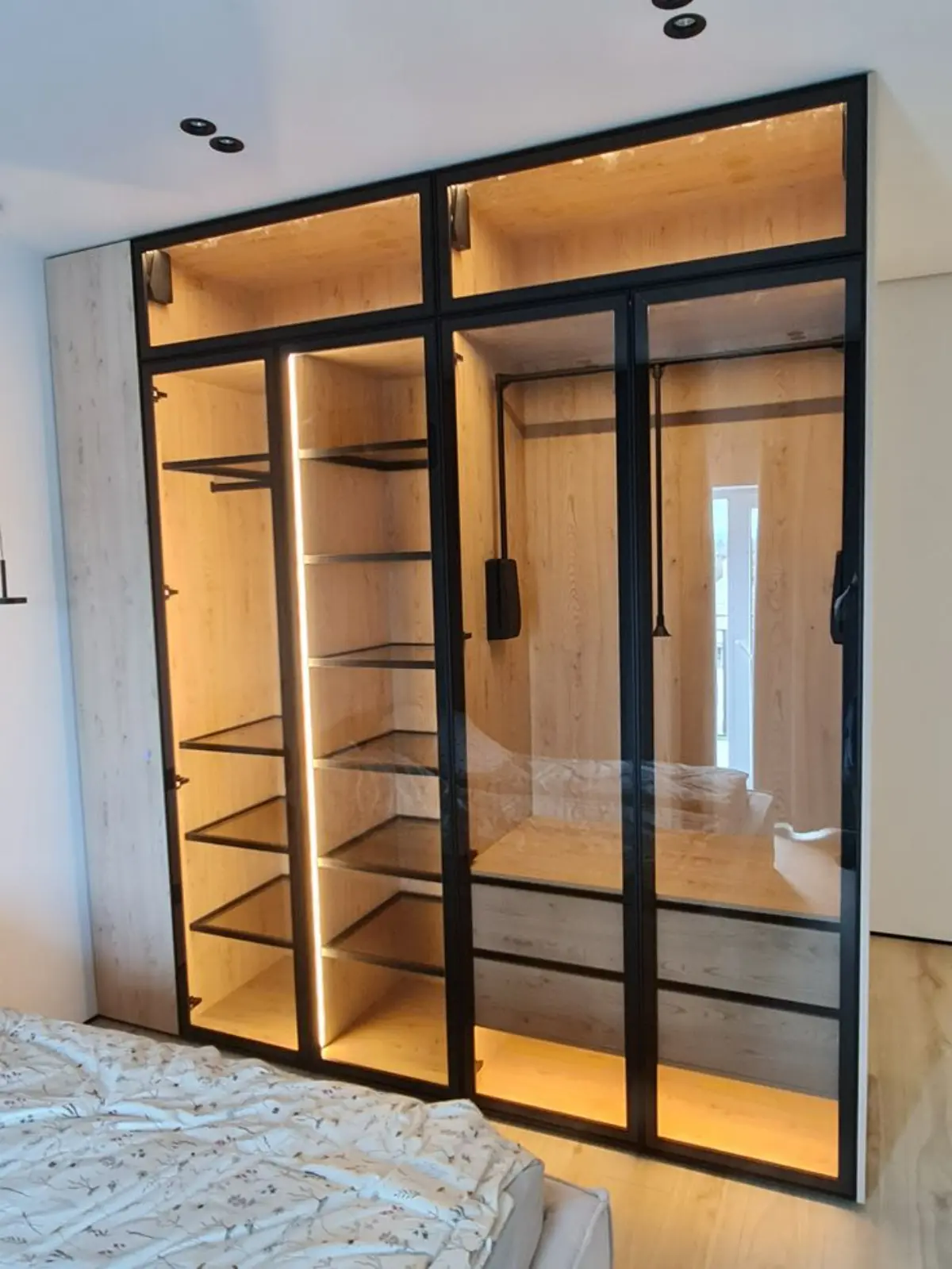 کمد دیواری با درب شیشهای