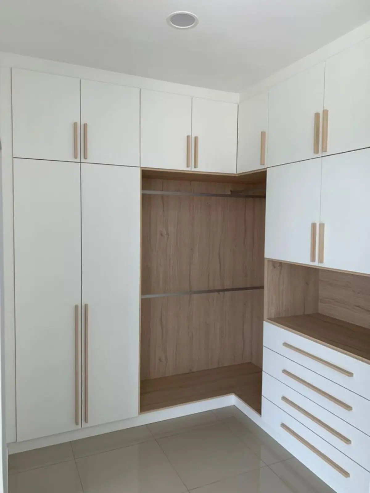 کمد دیواری کنج سفید طلایی با چوب