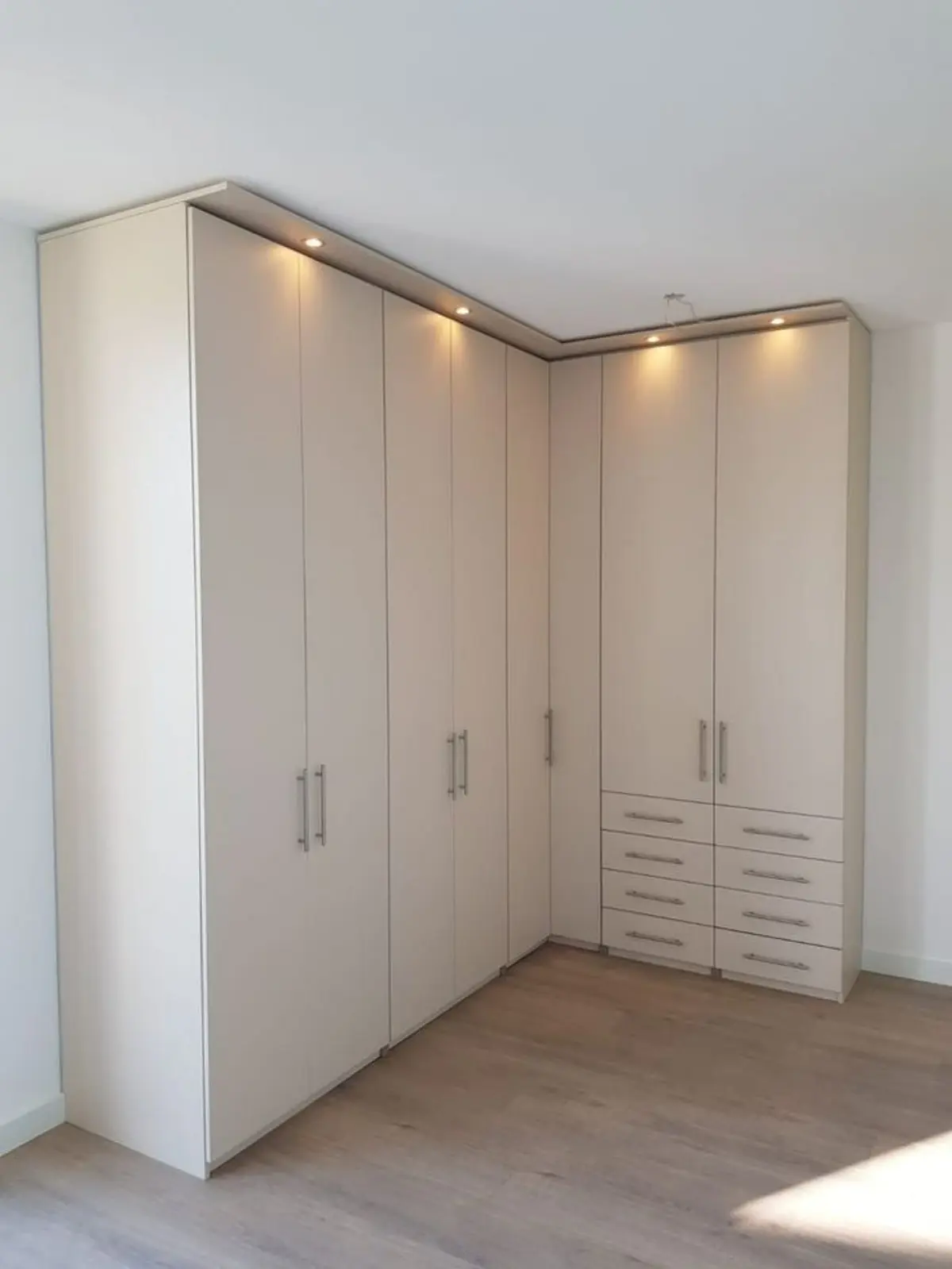 کمد دیواری کنج ام دی اف سفید مدرن با نورپردازی