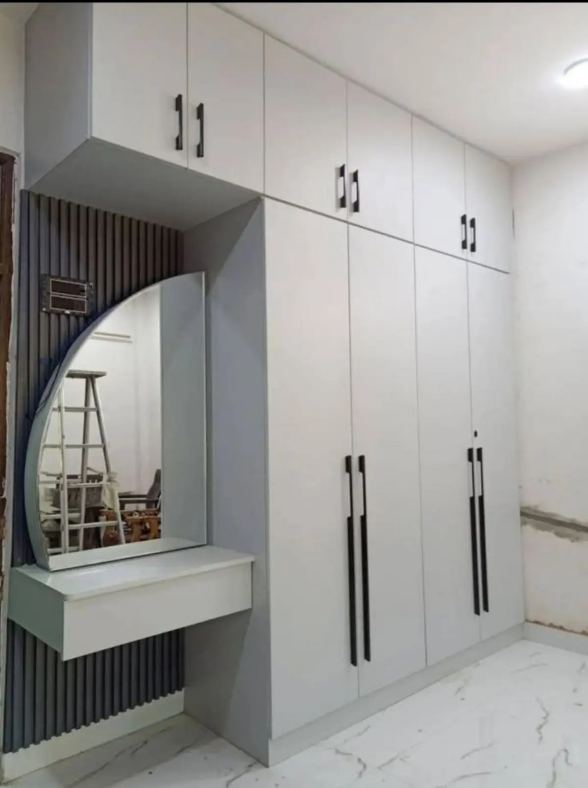 کمد دیواری پلی اورتان سفید با میز آرایش