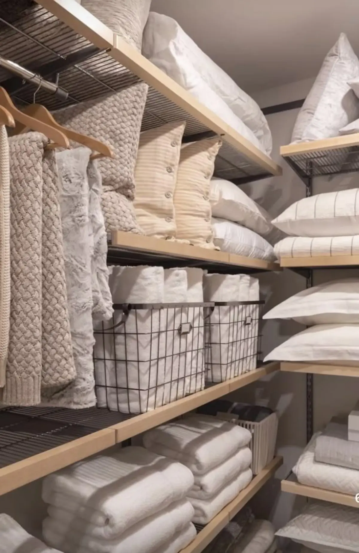 کمد دیواری رخت خواب با شلف چوبی و بالشت و پتو