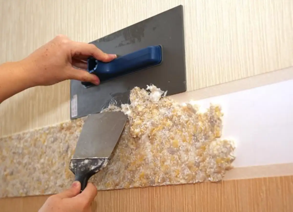 تصویری از نحوه اجرا و ترمیم بلکا ابریشمی برای بخشی از دیوار به کمک کاردک