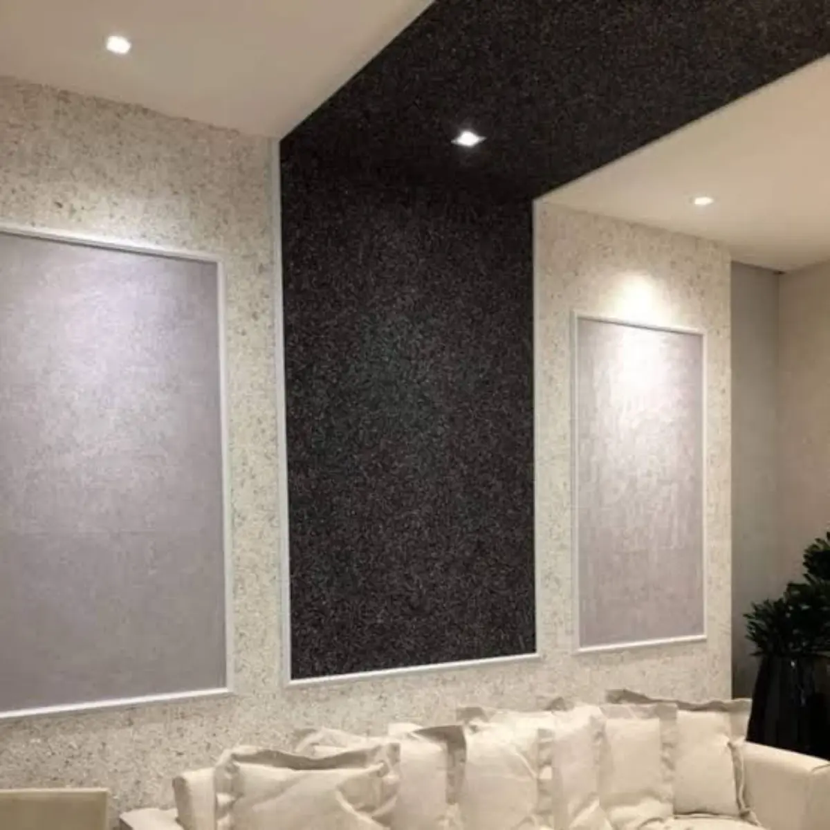 ترکیب بلکای سفید و بلکای مشکی برای دیوارهای پذیرایی منزل با مبلمان سفید