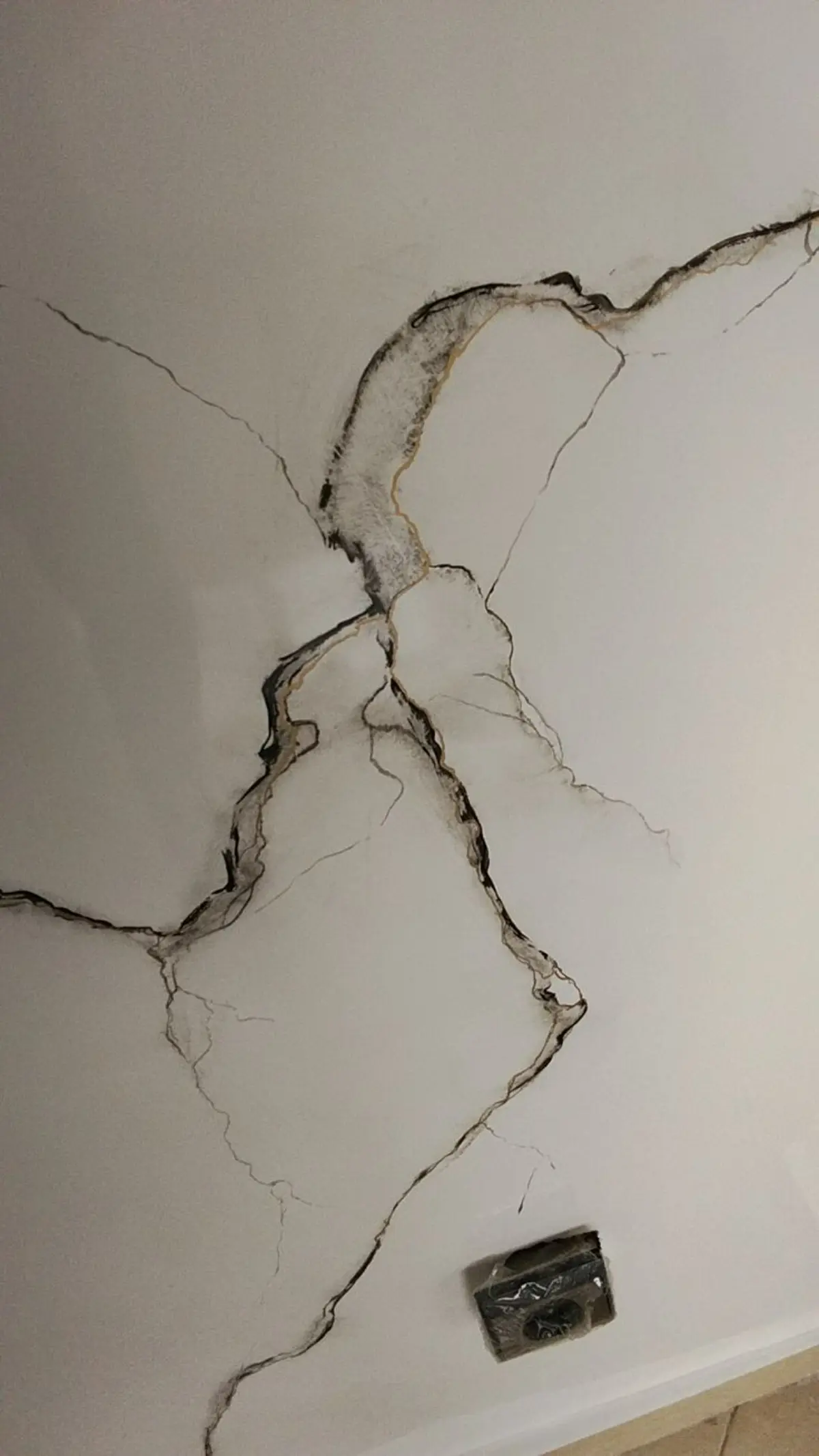 ترک خوردن دیوار سفید
