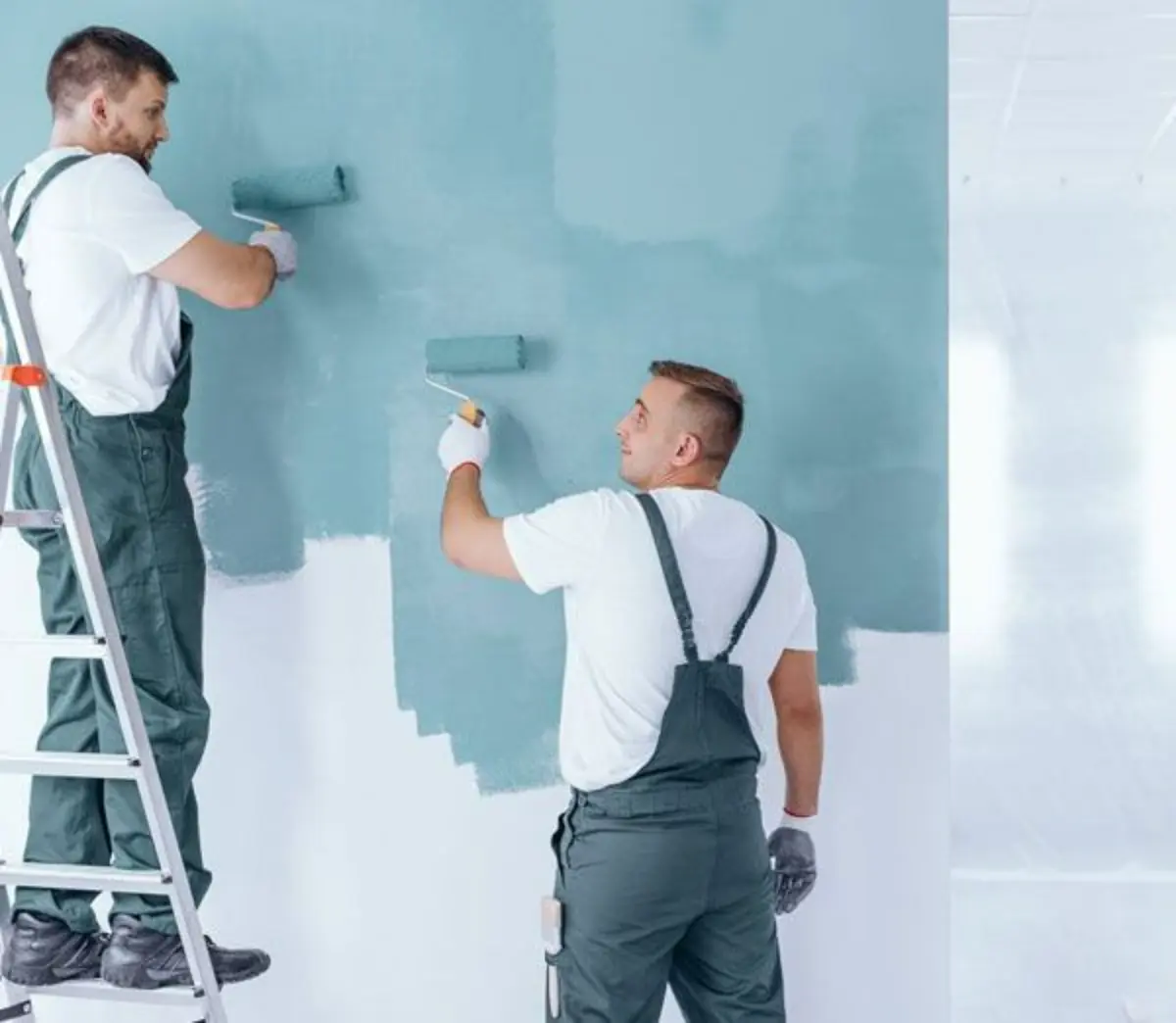 نقاشی کردن دیوار آبی توسط نقاشها