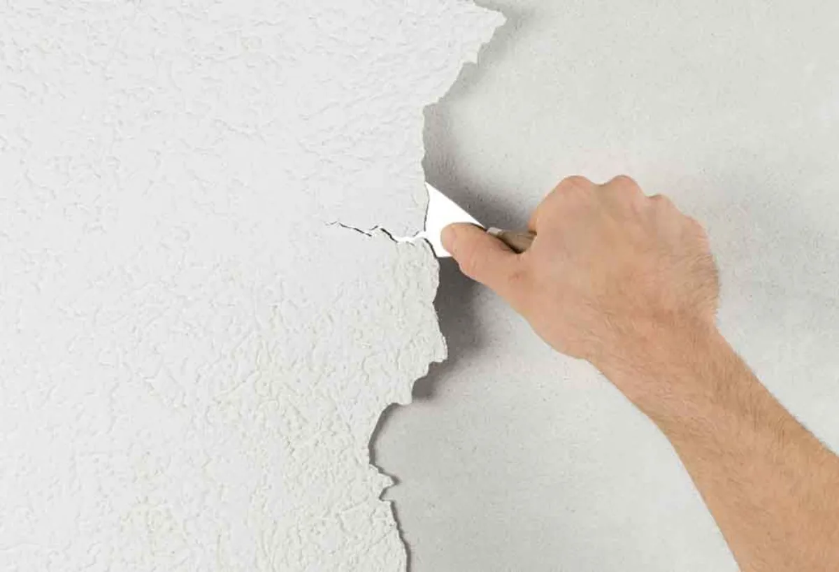 کندن رنگ قبلی و برآمده دیوار و آماده سازی دیوار برای بتونه کاری