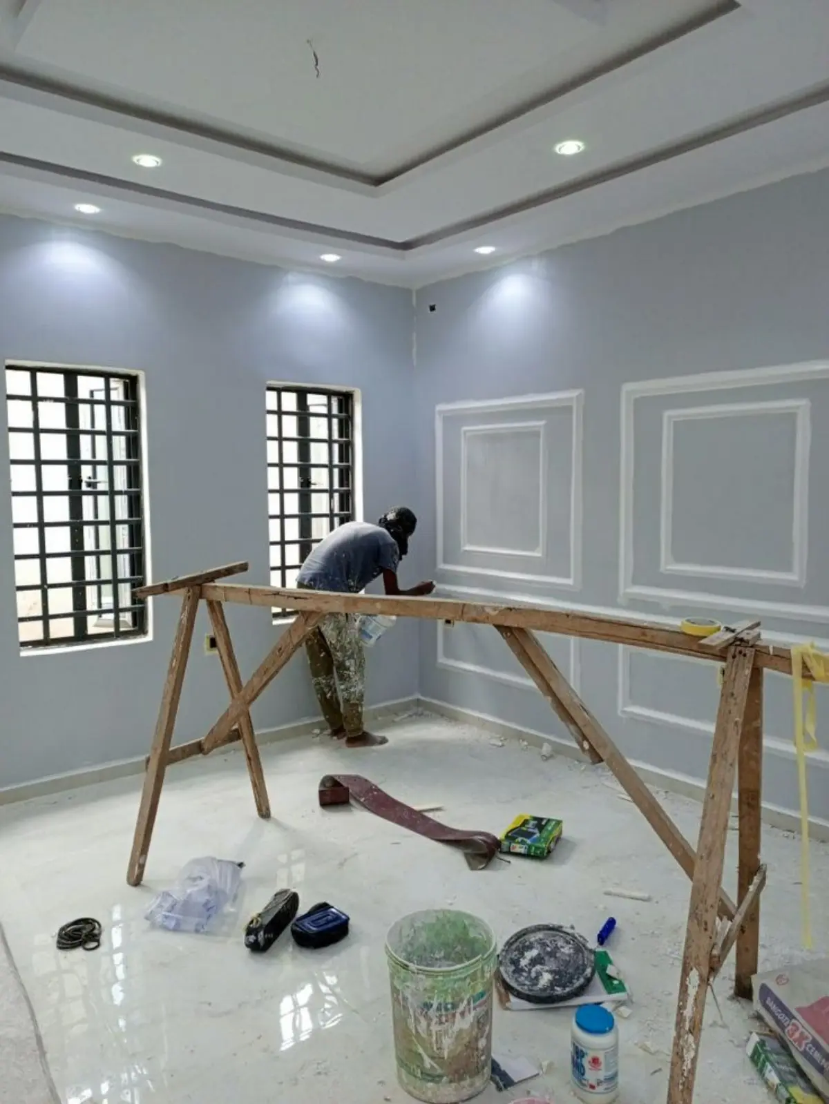 رنگ کردن پنجره و دیوار پذیرایی