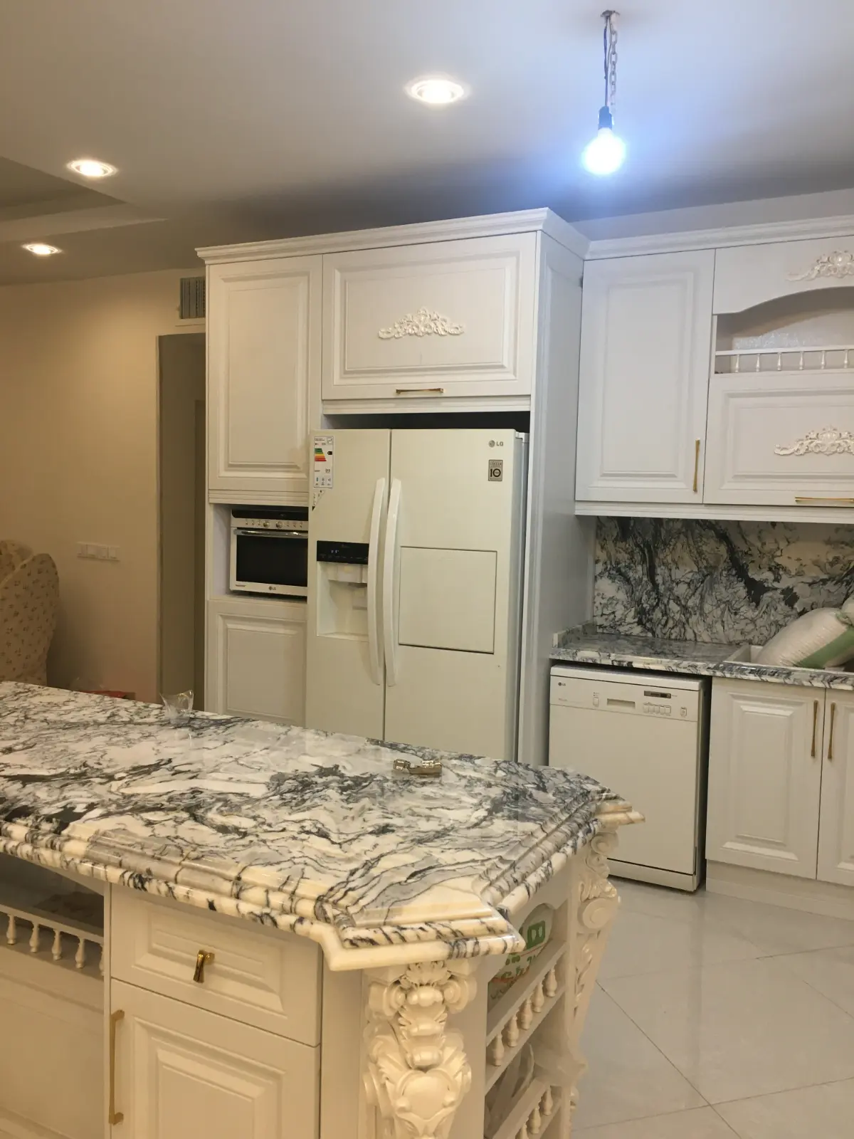 کابینت و جزیره ممبران کلاسیک سفید