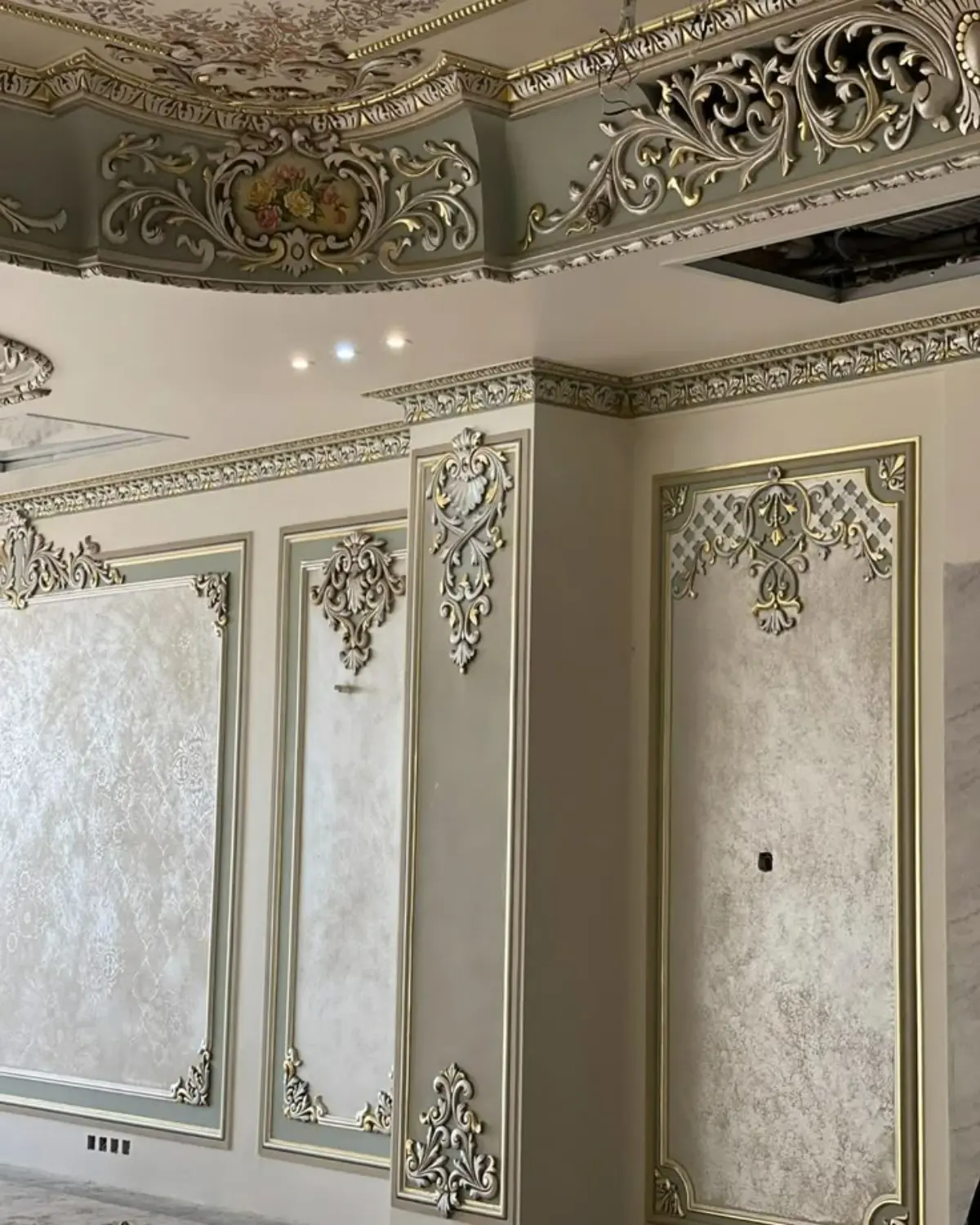 پتینه سفید روی دیوار دارای منبتکاری شده