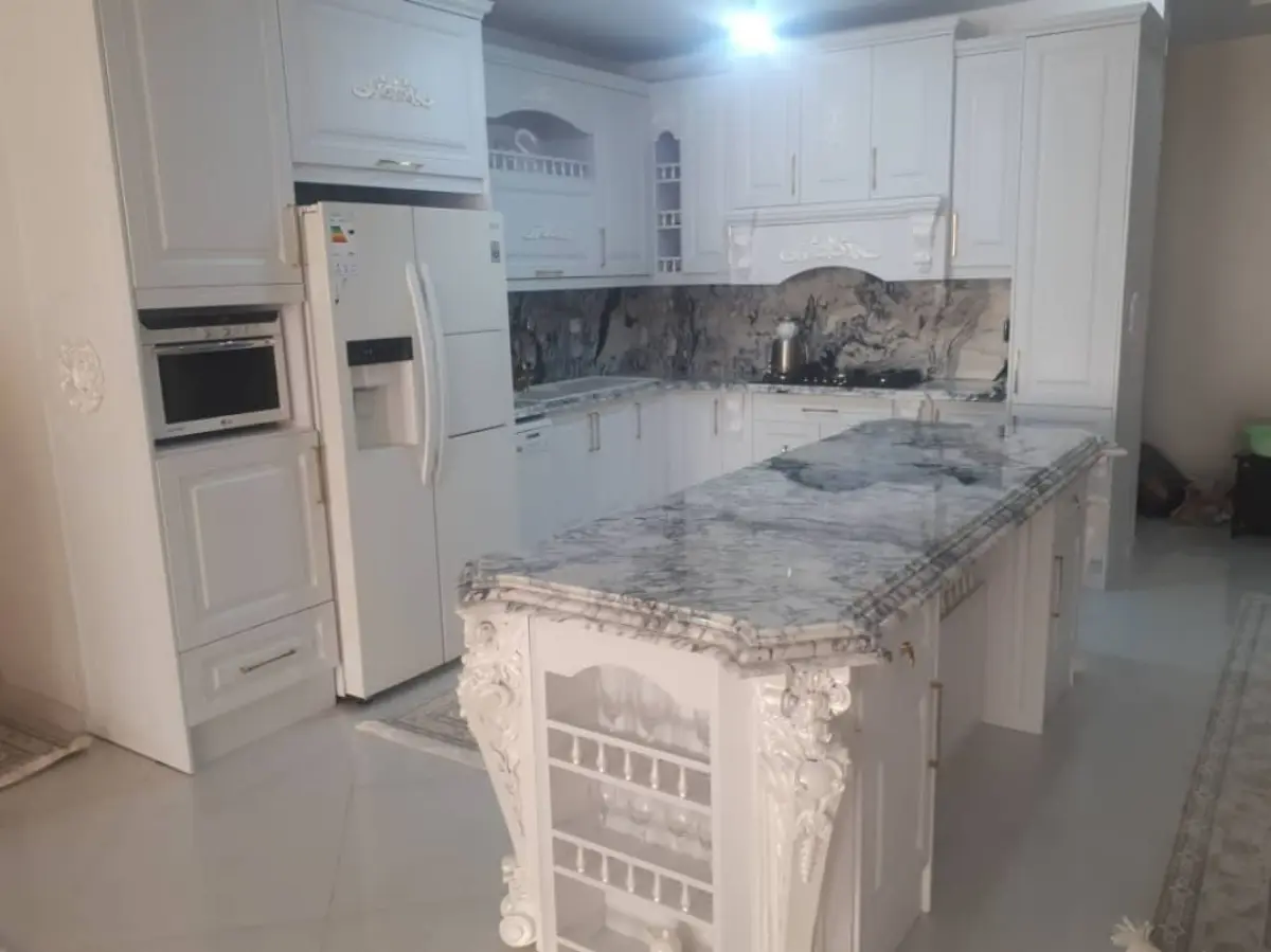 کابینت و جزیره کلاسیک سفید با صفحه جزیره سنگی سفید طوسی