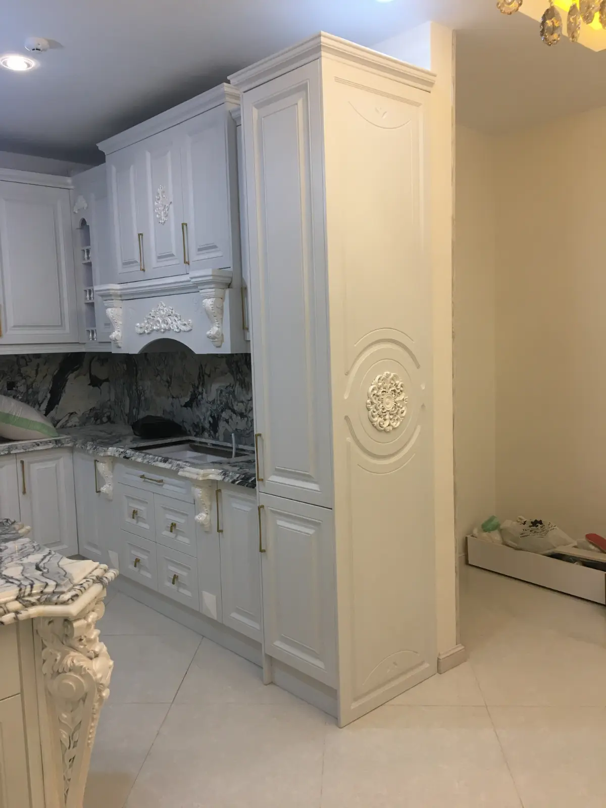 کابینت کلاسیک ممبران سفید با دستگیره استیل و بینکابینتی سنگی