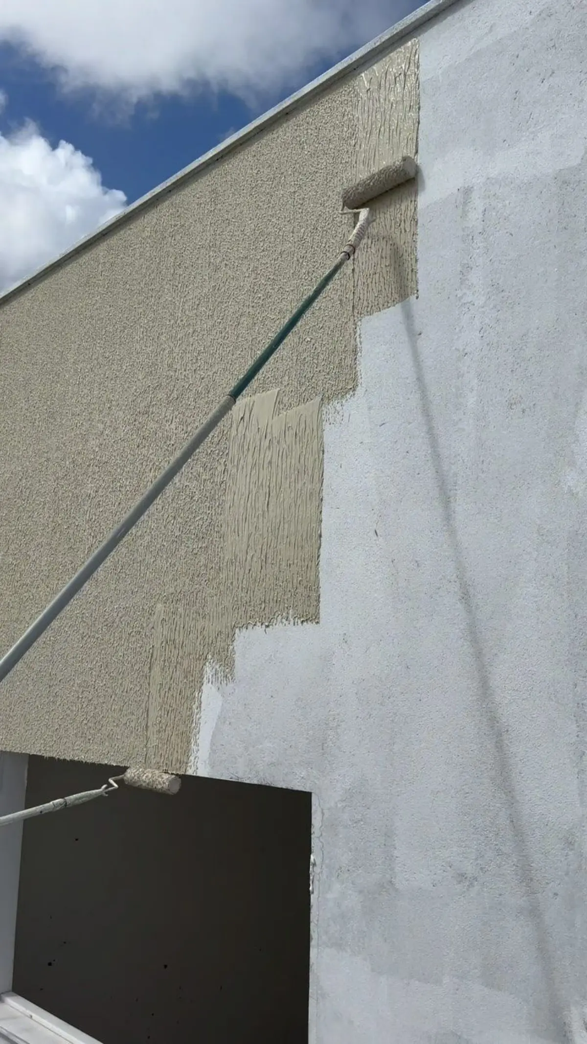 رنگ کنتیکس سفید روی نمای دیوار ساختمان