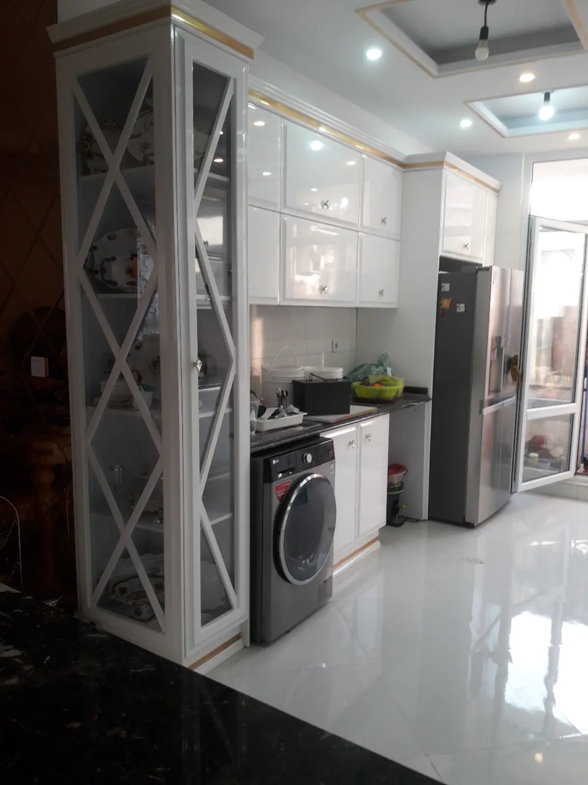 کابینت انزوی سفید براق طلایی با کابینت دکوری