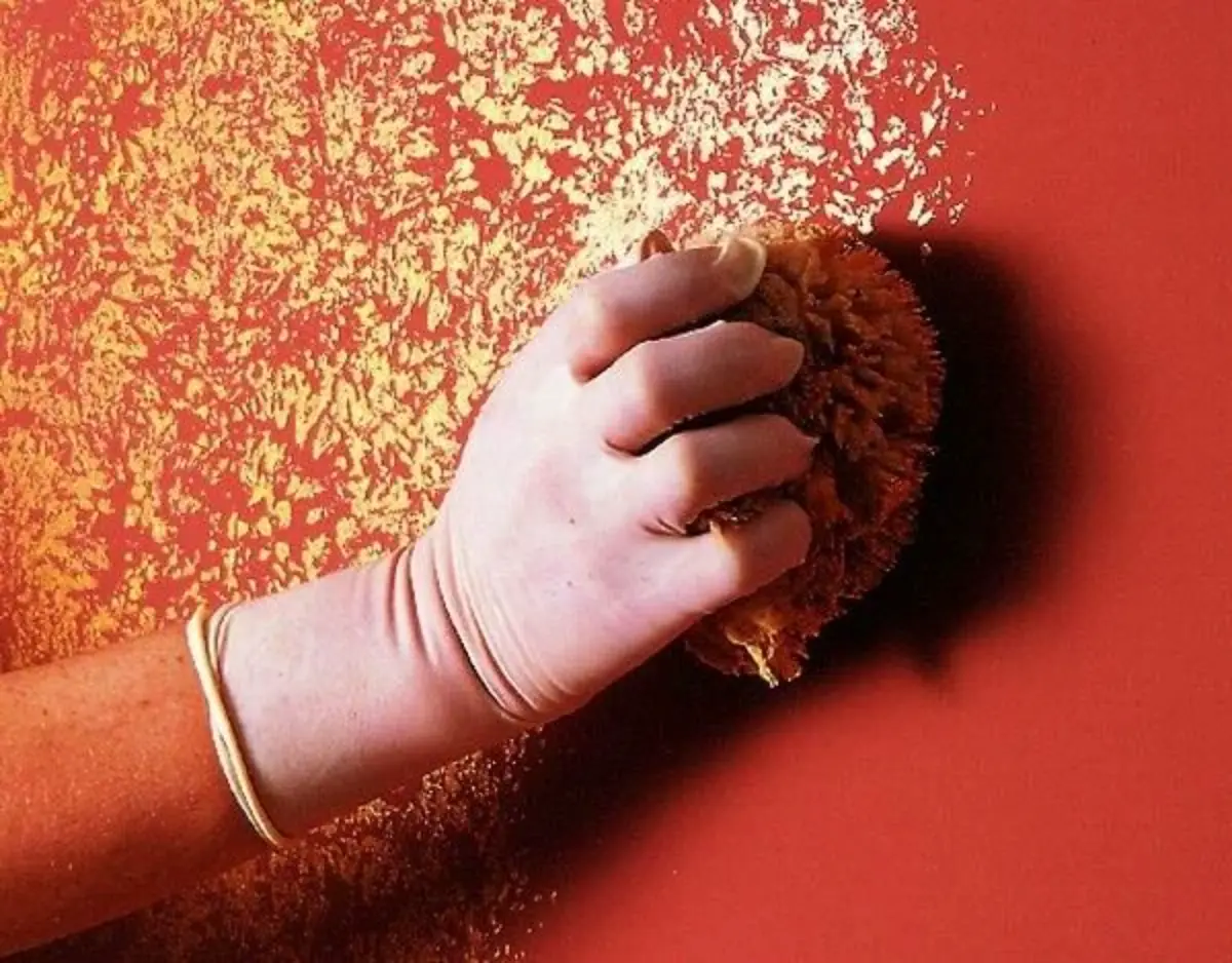 اجرای پتینه اسفنجی با رنگ طلایی در زمینه قرمز به کمک یک اسفنج