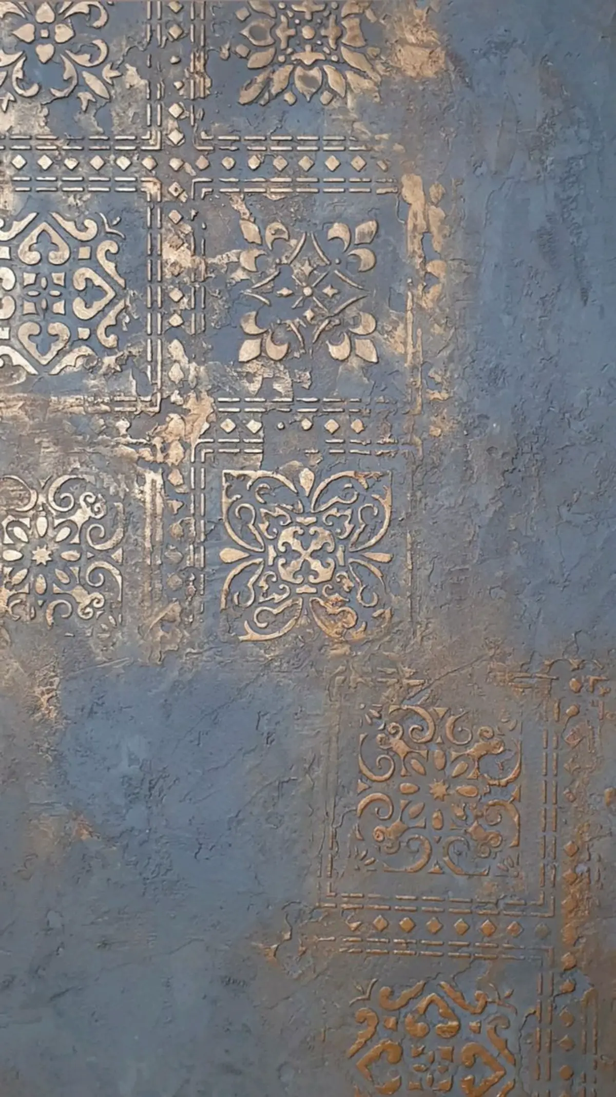 پتینه آبی طلایی برجسته اجرا شده به کمک شابلون با طرحای مربعی و گلداری