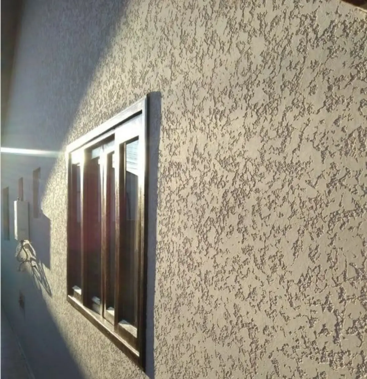 کنتیکس کرم طرحدار روی نمای ساختمان