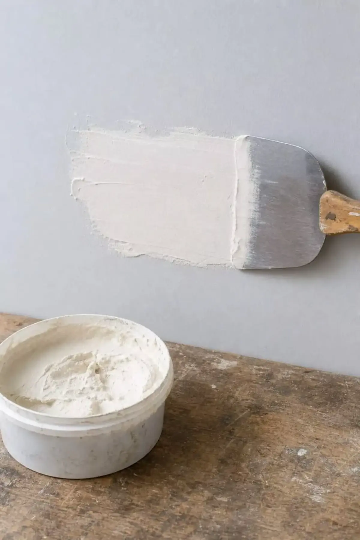 بتونهکاری دیوار آبی و اماده سازی آن برای رنگآمیزی مجدد
