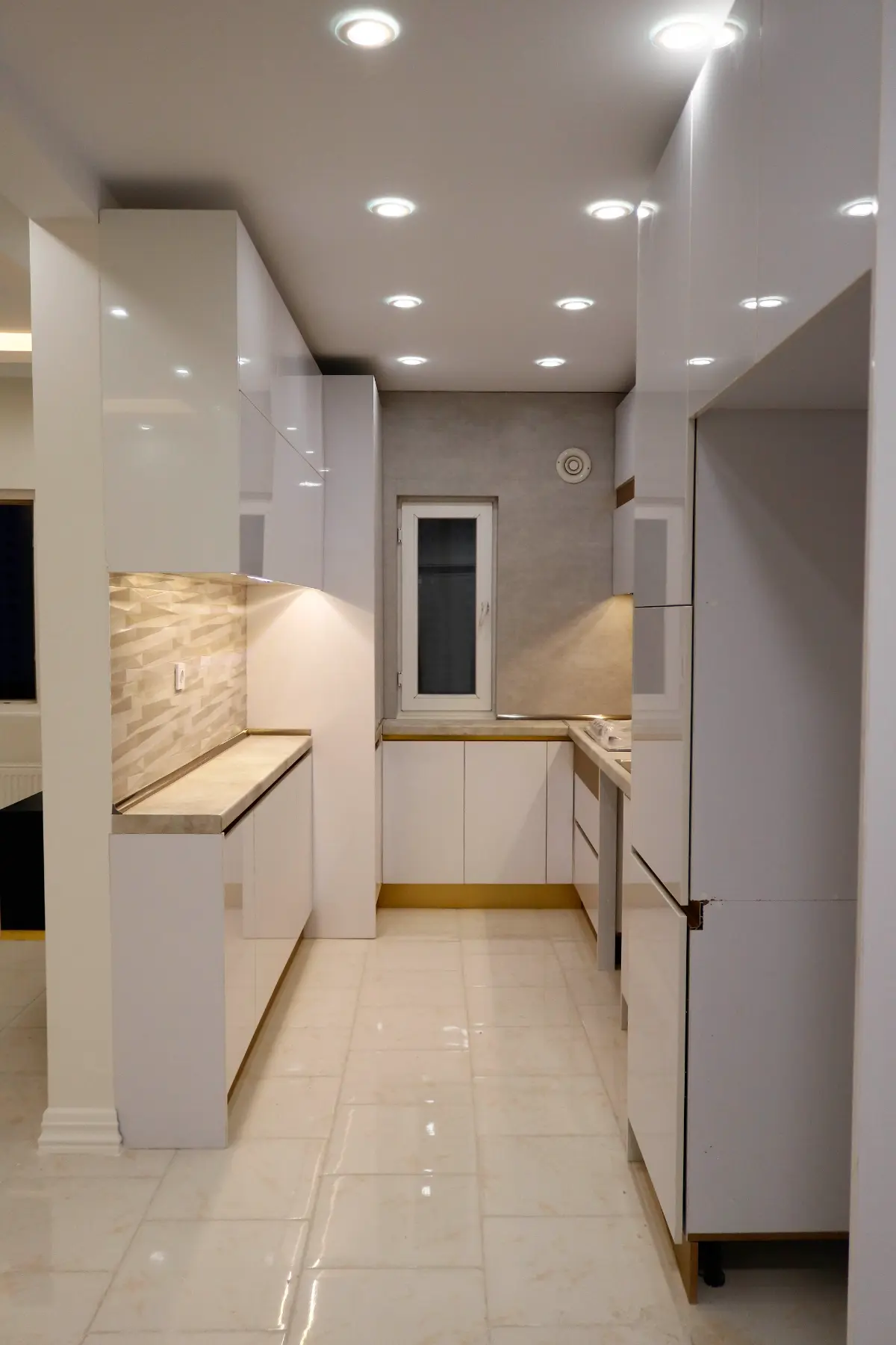 کابینت هایگلاس سفید طلایی مدرن بدون دستگیره