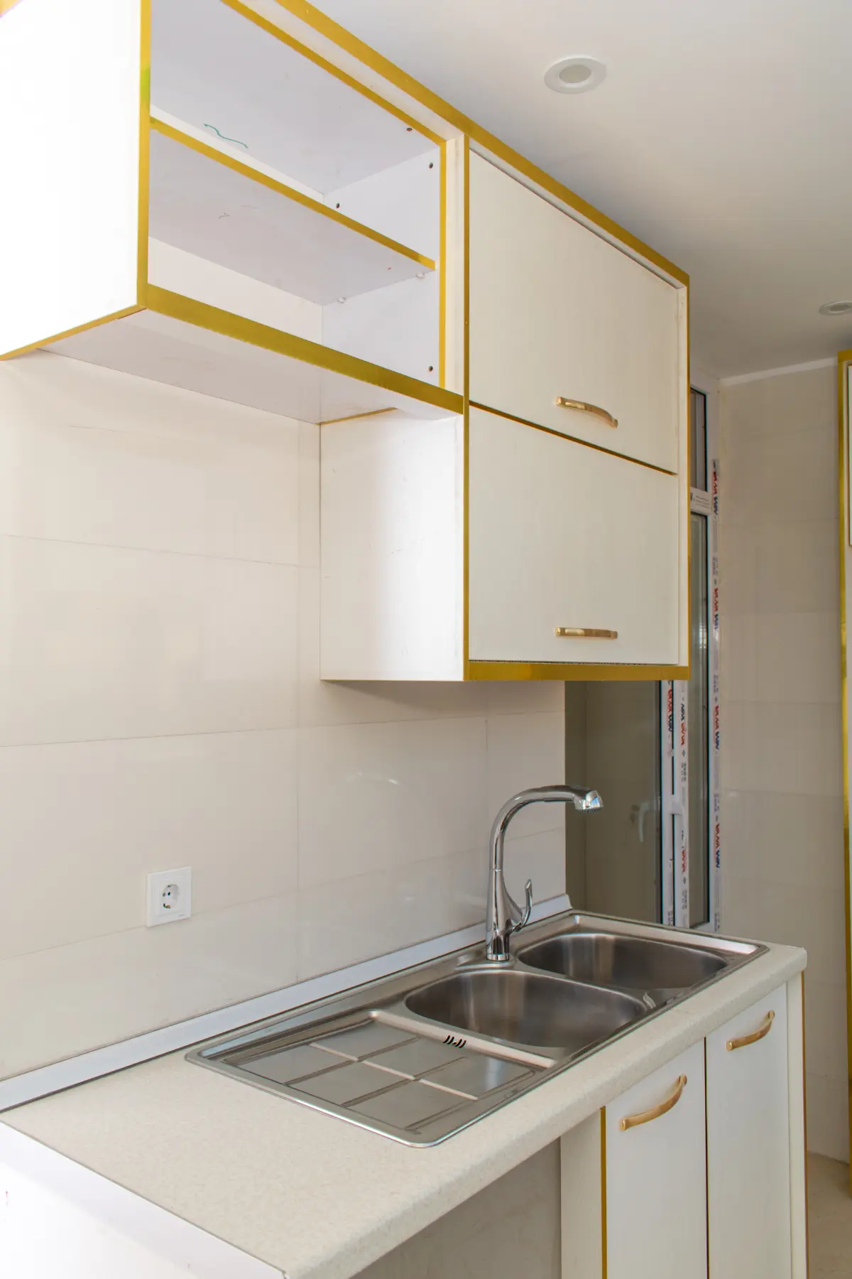 کابینت مدرن سفید طلایی با دستگیره طلایی