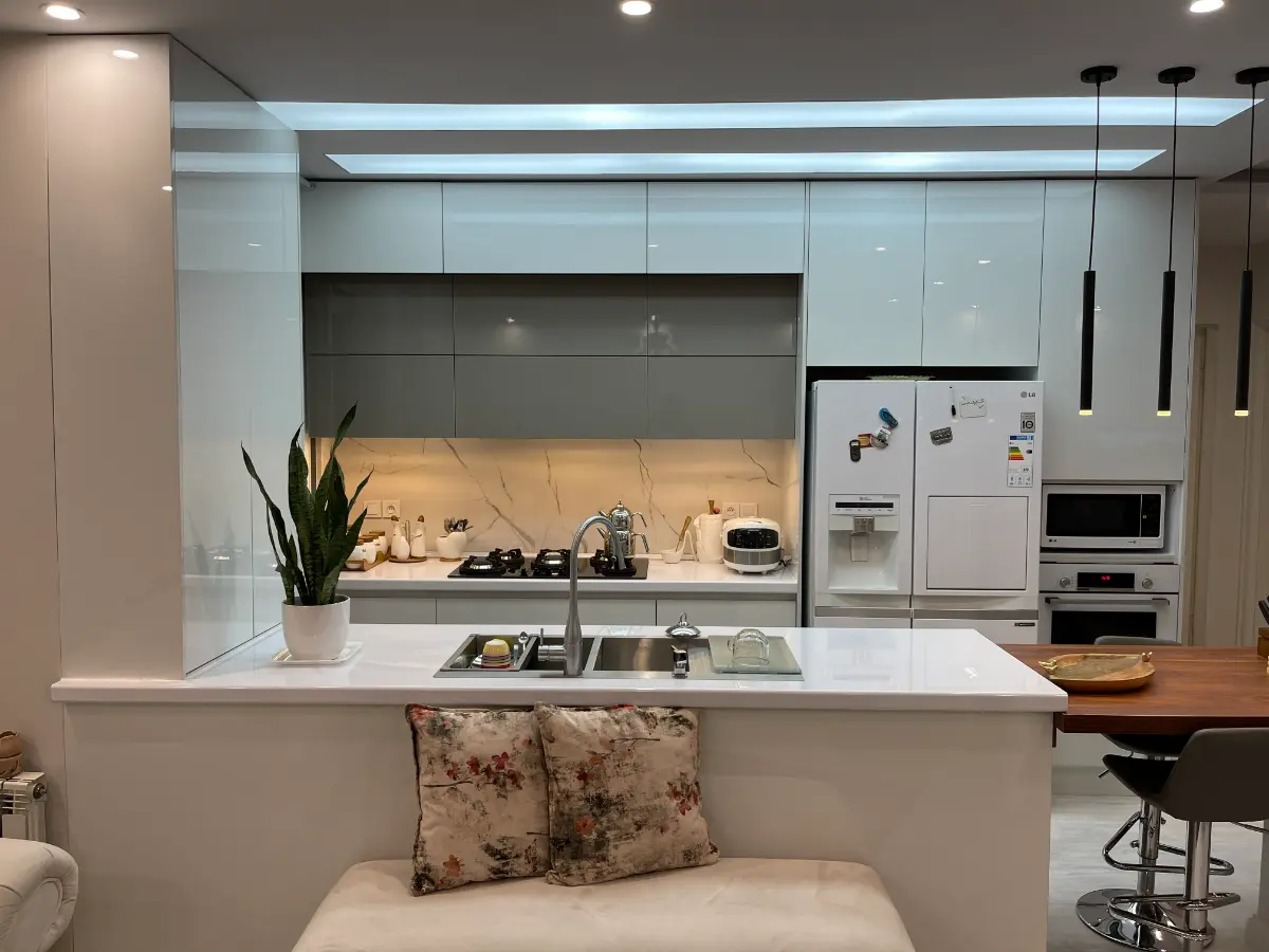 کابینت هایگلاس سفید طوسی پلکانی بدون دستگیره